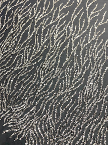 Csipke Couture ezüst tüllön antracit színben, gyöngy- és flitterfüzérekkel, gyöngyökkel és flitterekkel