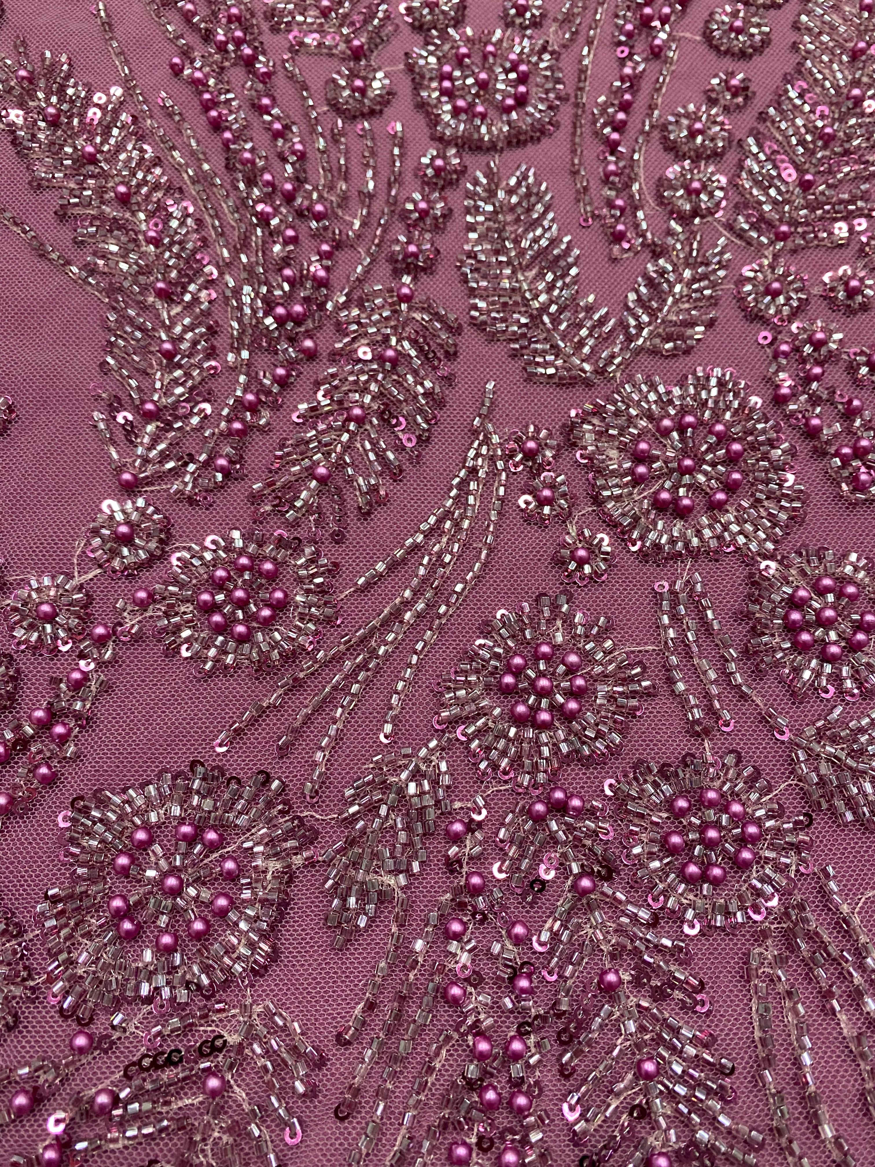 Dantela Couture Magenta virágmintával, gyöngyökkel, gyöngyöcskékkel és flitterekkel