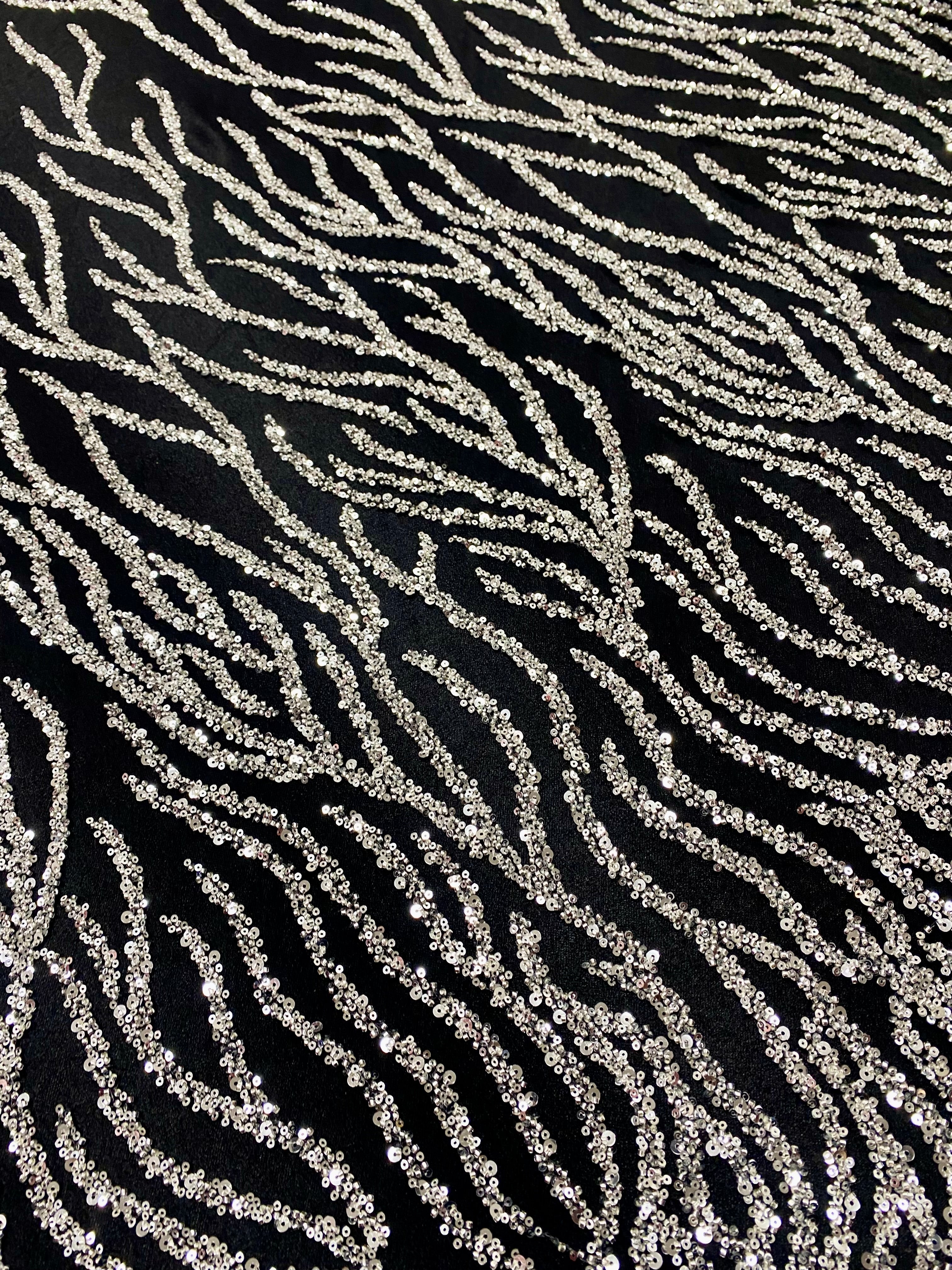 Dantela Couture Argintie pe Tulle Negru cu Siraguri, cu Margele si Paiete