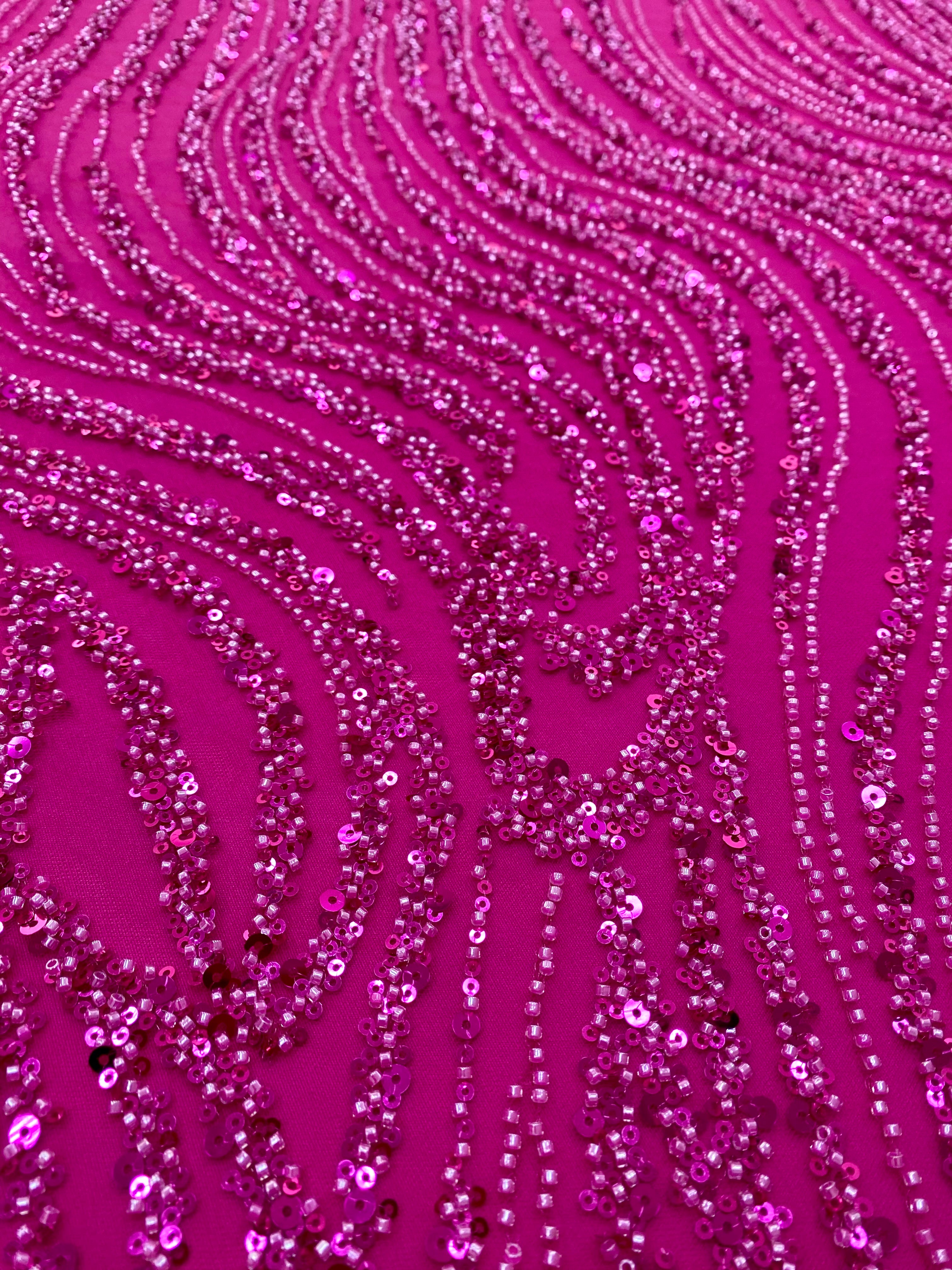 Dantela Couture Fucsia lineáris mintával, gyöngyökkel és flitterekkel