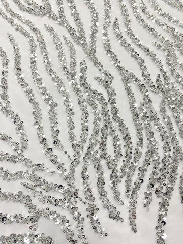 Csipke Couture ezüst tüllön, elefántcsont színben, gyöngy- és flitterfüzérekkel, gyöngyökkel és flitterekkel