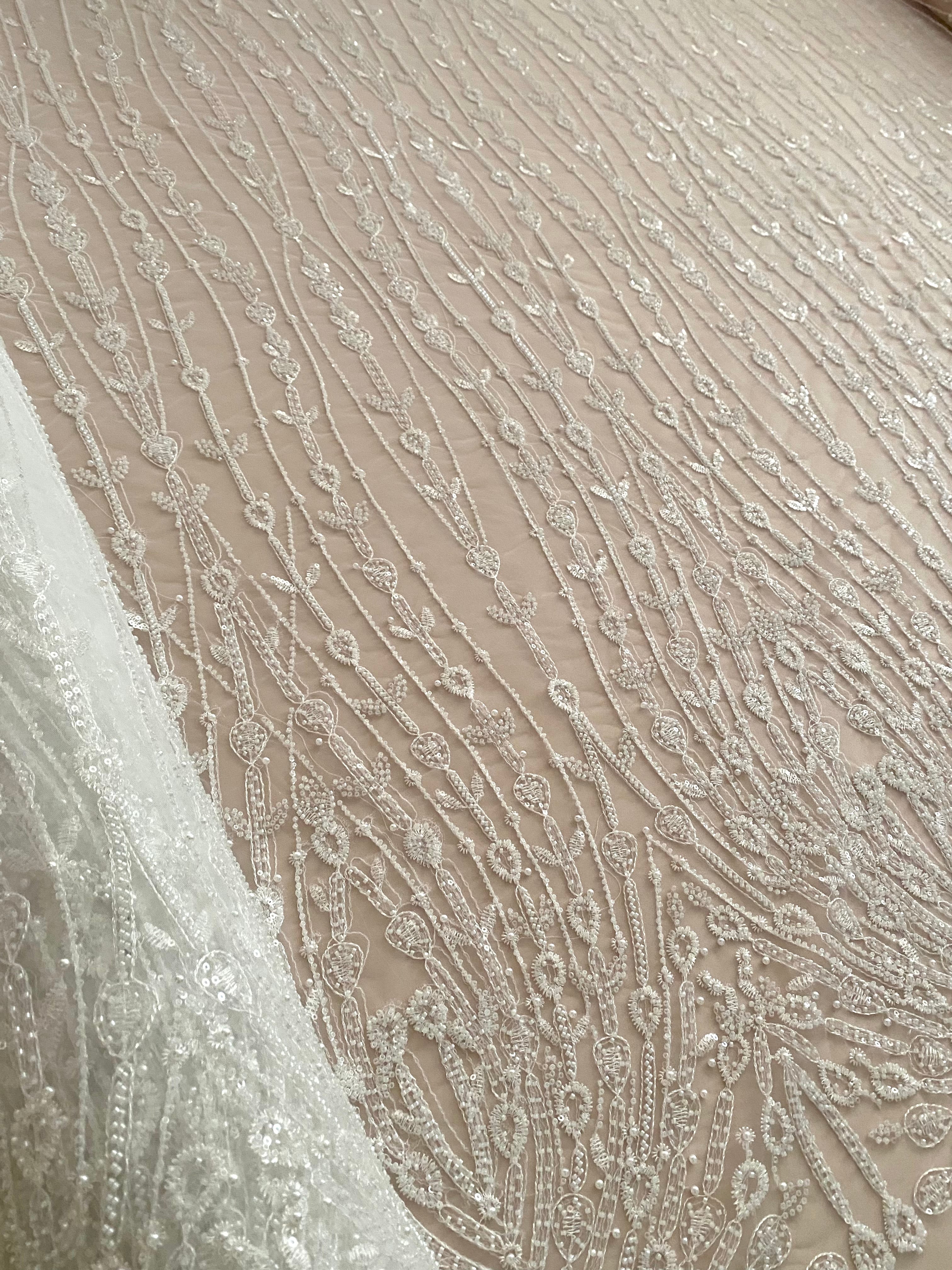 Dantela Couture Ivory geometriai mintával, gyöngyökkel, gyöngyöcskékkel és flitterekkel