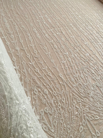 Dantela Couture Ivory geometriai mintával, gyöngyökkel, gyöngyöcskékkel és flitterekkel