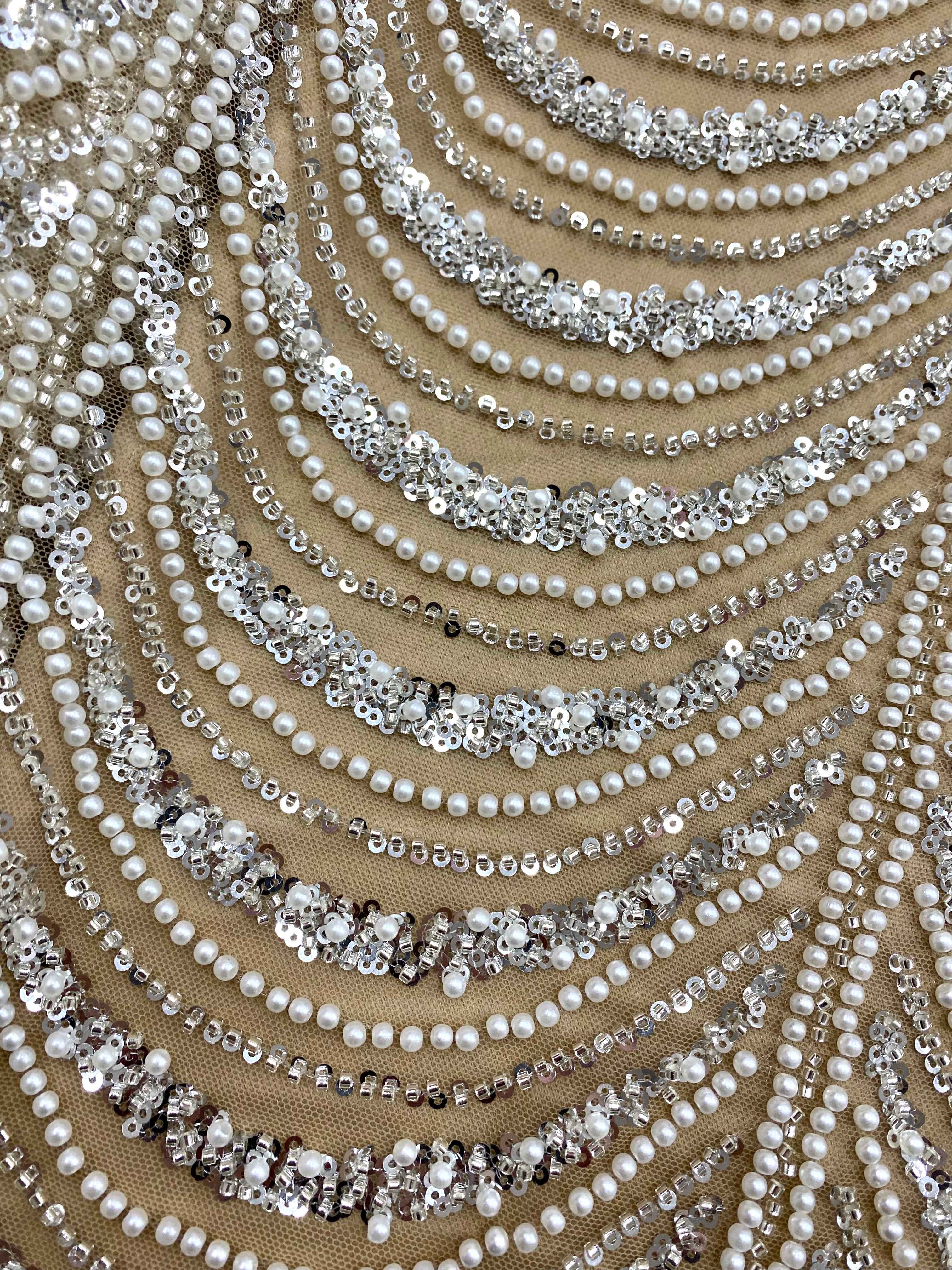 Ezüst Couture Csipke Nude Tüllön Geometriai Mintával, Gyöngyökkel, Gyöngyökkel és Flitterekkel