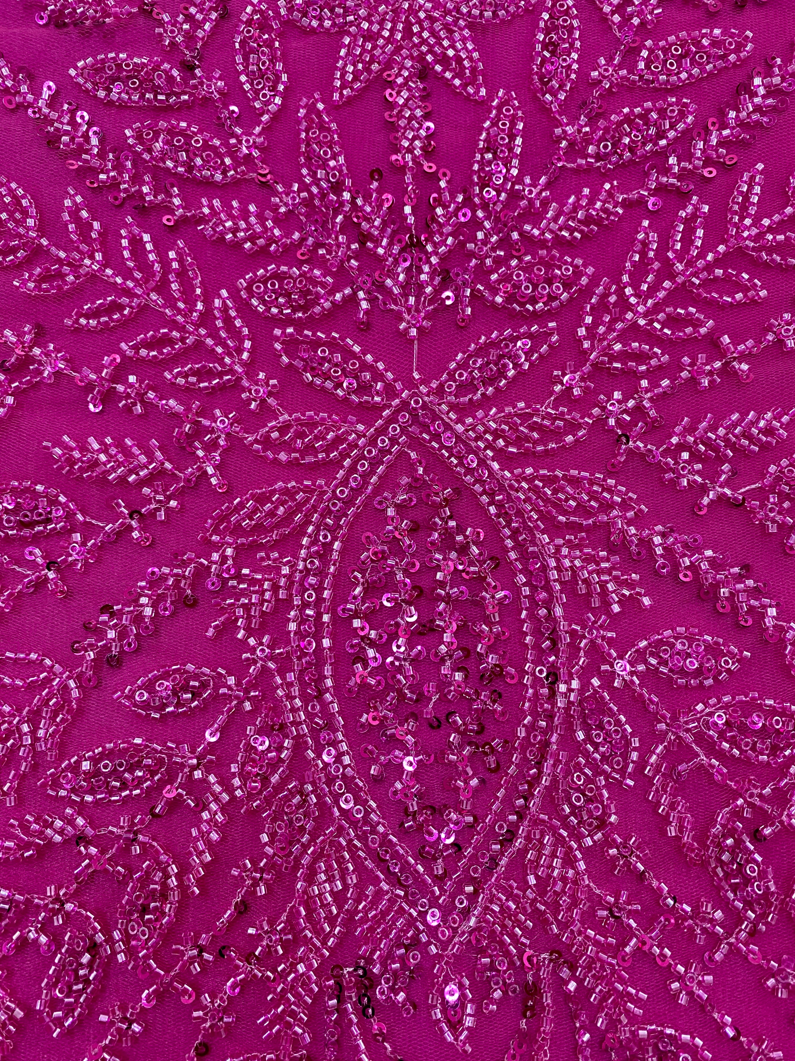 Dantela Couture Fucsia szimmetrikus mintával, gyöngyökkel és flitterekkel