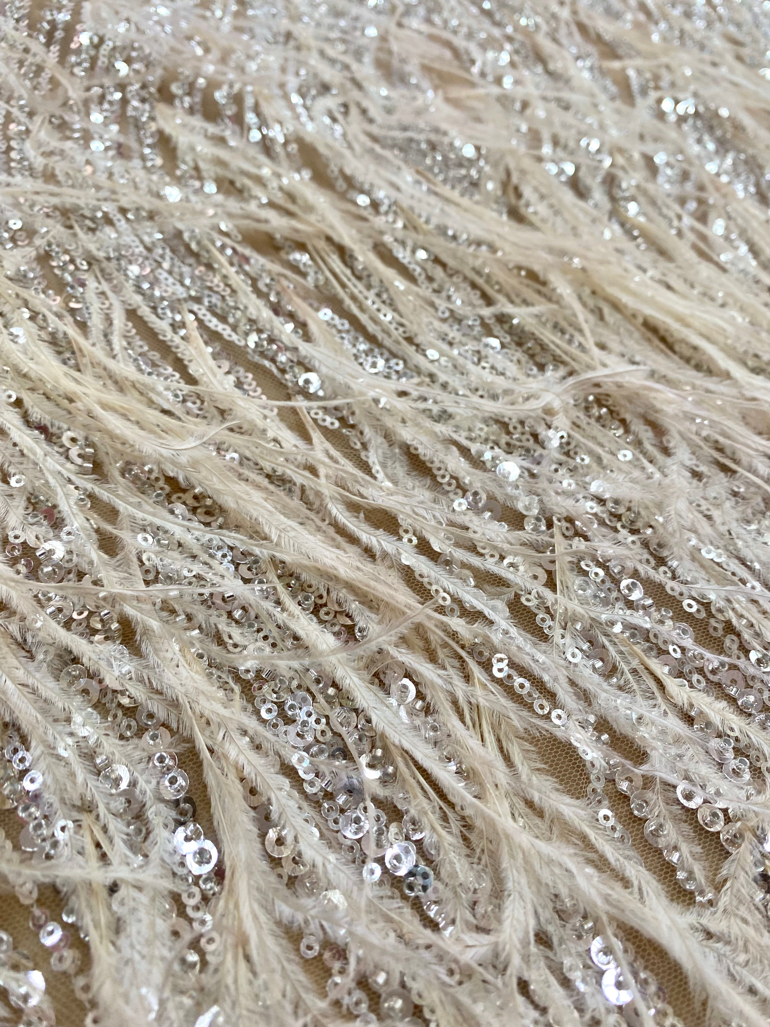 Dantela Couture Argintie pe Tulle Nude cu Pene de Strut, cu Model Liniar, cu Margele si Paiete