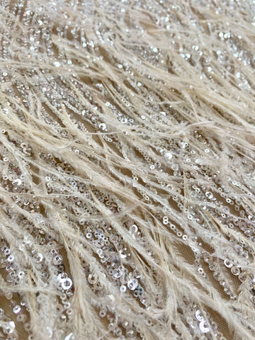 Dantela Couture Argintie pe Tulle Nude cu Pene de Strut, cu Model Liniar, cu Margele si Paiete