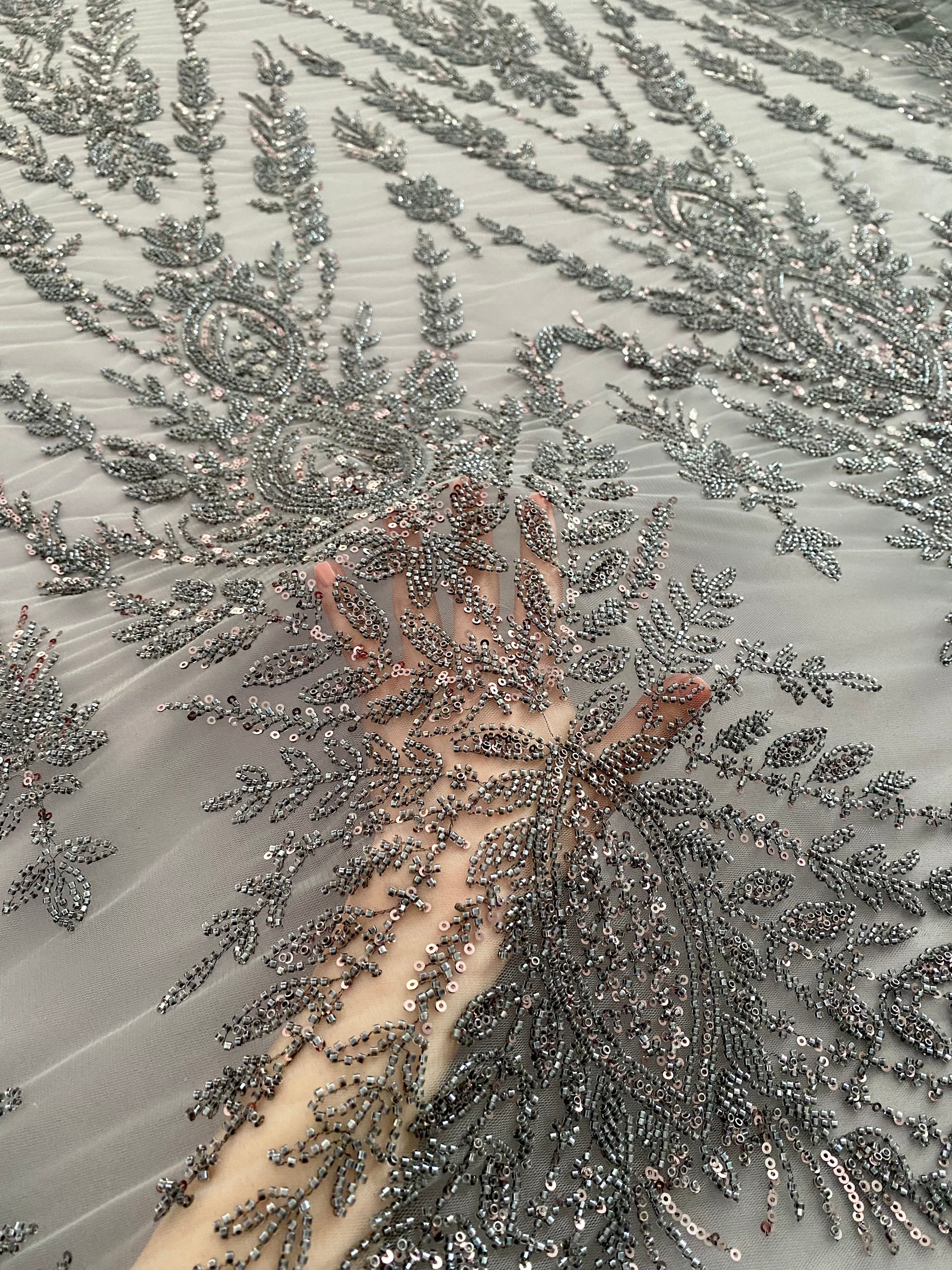 Dantela Couture Gri Antracit cu Model Simetric, cu Margele si Paiete