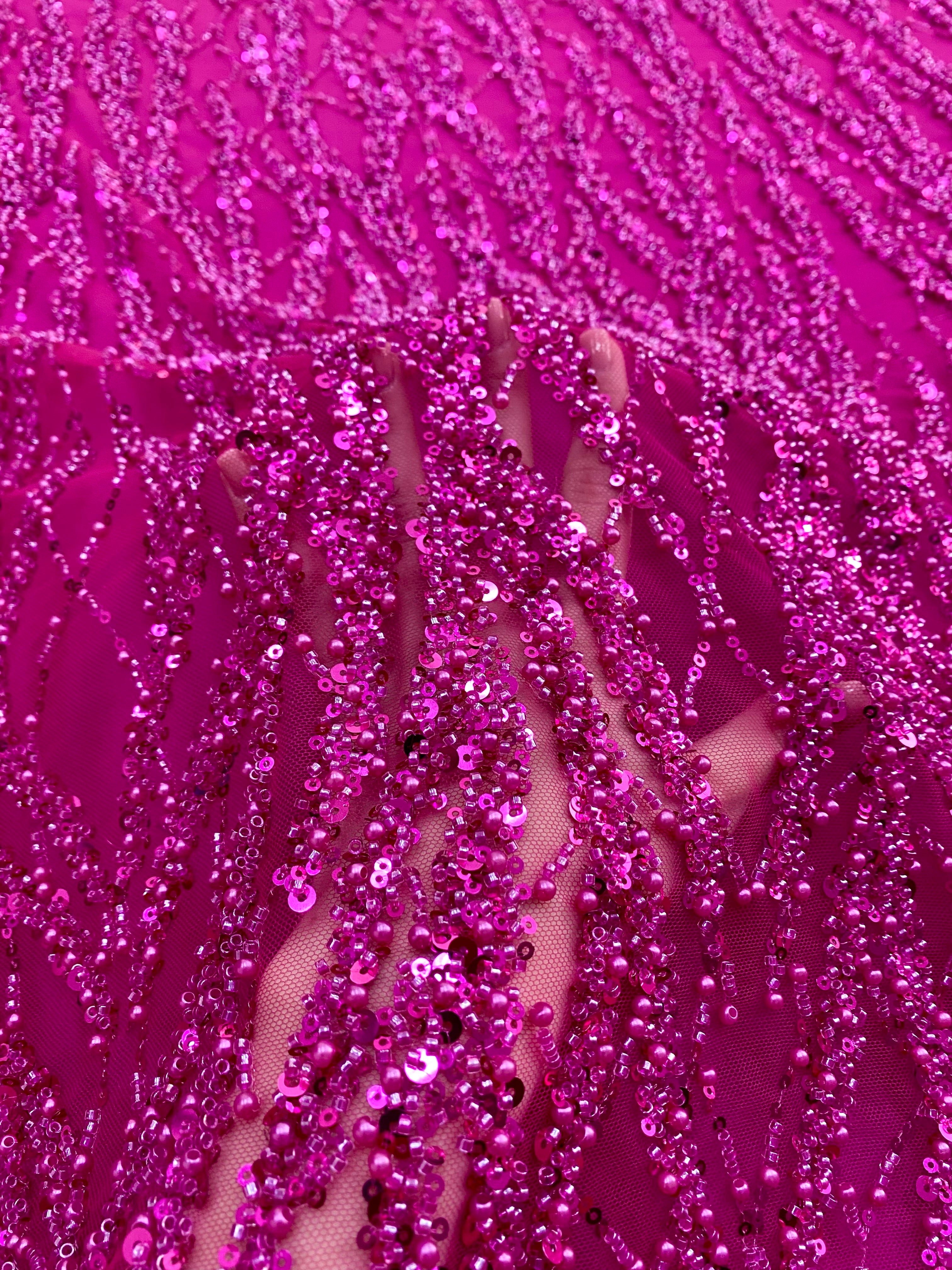 Dantela Couture Fucsia gyöngysorokkal, gyöngyökkel és flitterekkel