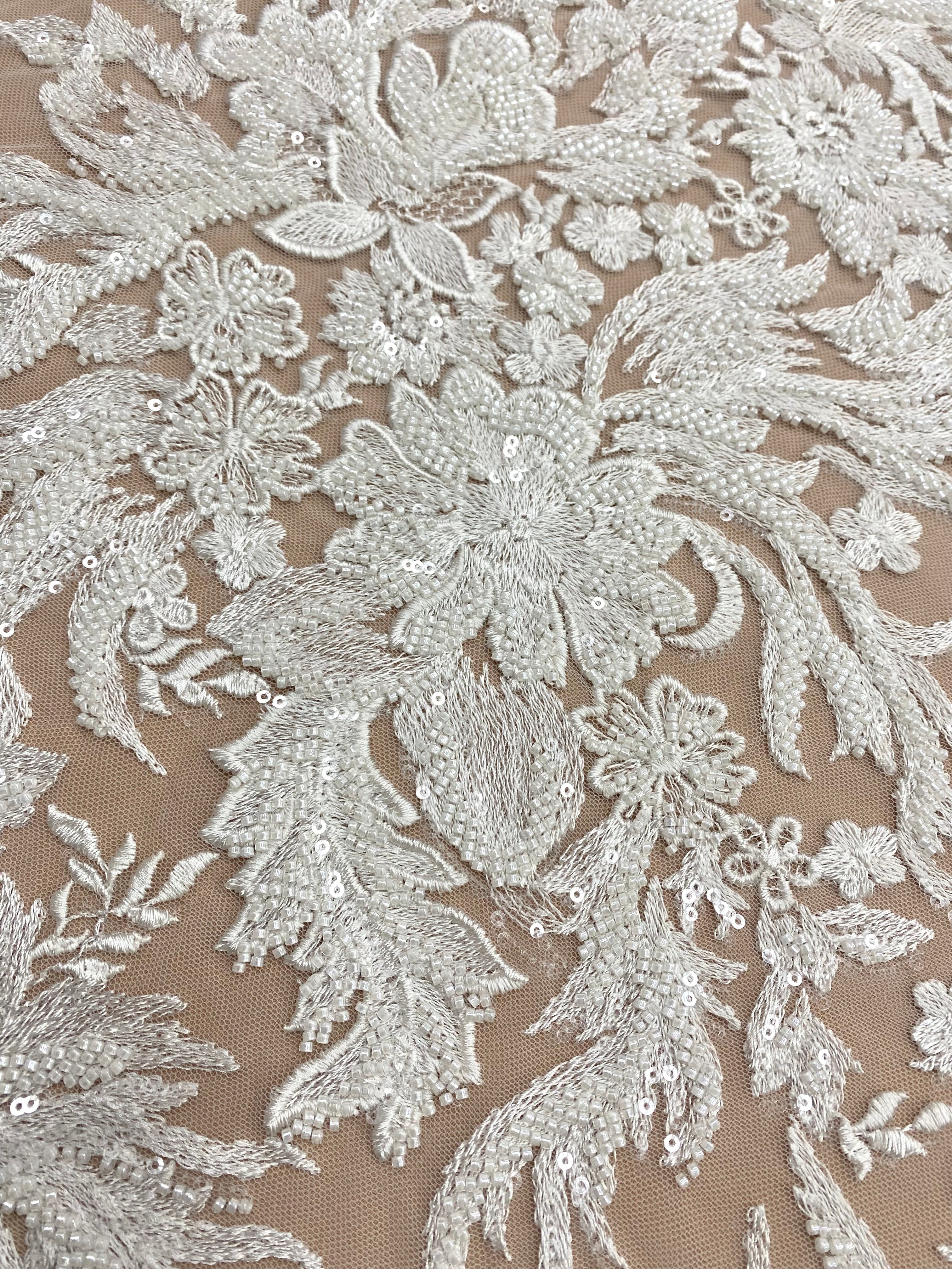 Dantela Couture Ivory virágmintás, gyöngyökkel és flitterekkel