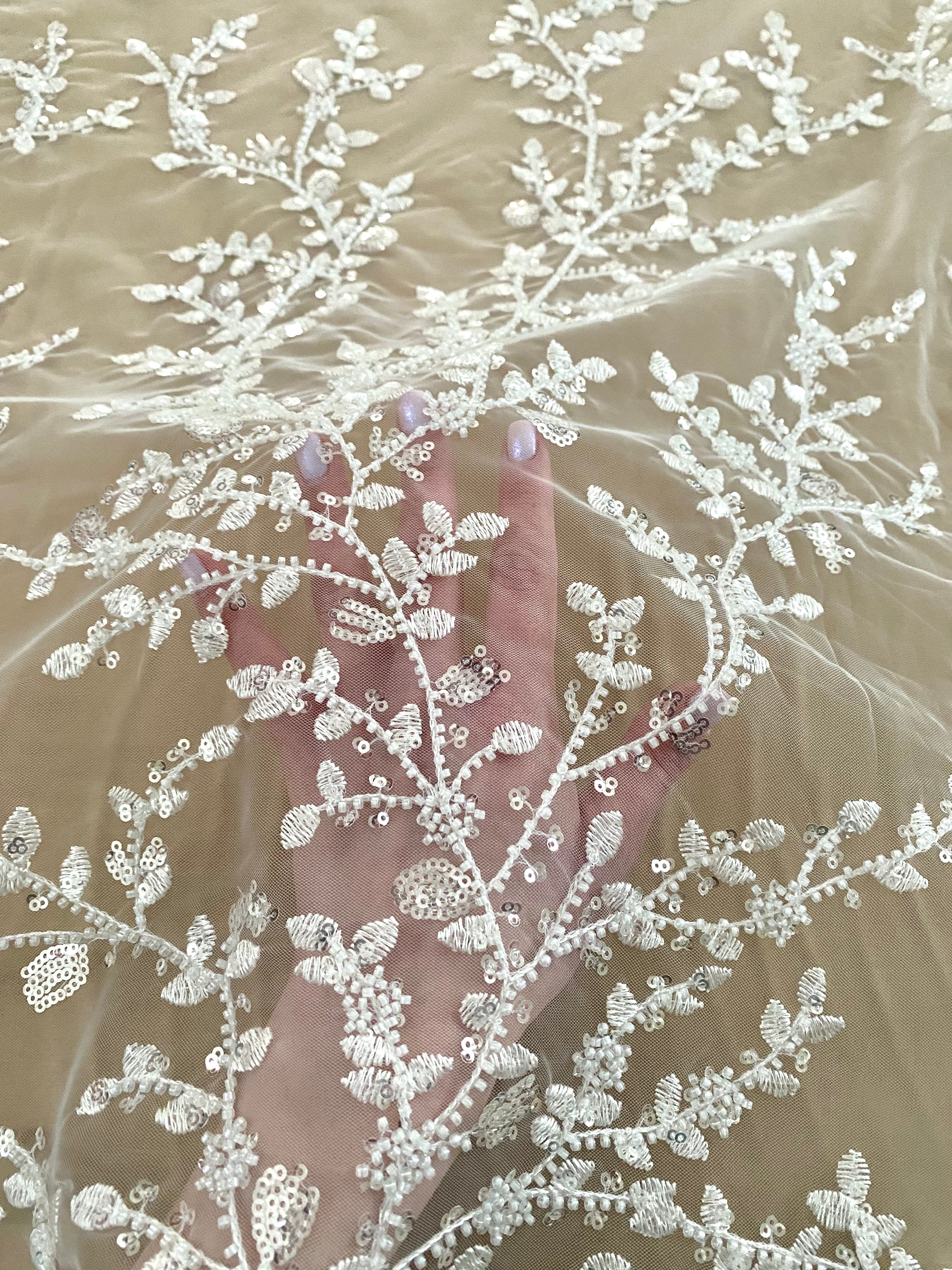 Dantela Couture Ivory virágmintás, gyöngyökkel és flitterekkel
