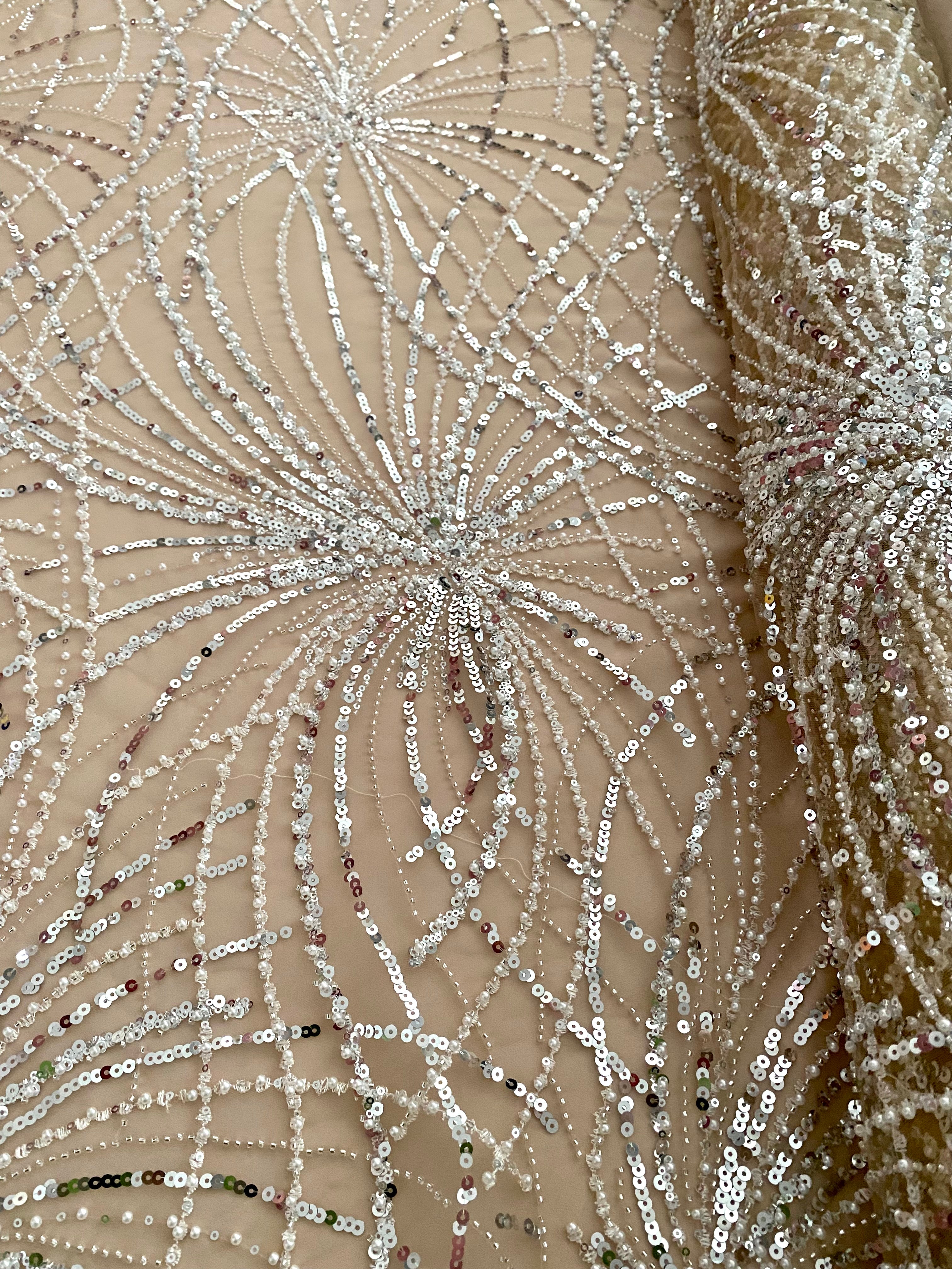 Dantela Couture Argintie cu Tulle Nude cu Model Geometric, cu Perle, Margele si Paiete