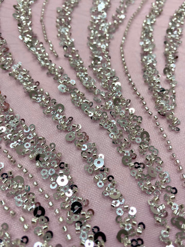 Ezüst Couture Csipke rózsaszín tülllel, lineáris mintával, gyöngyökkel és flitterekkel