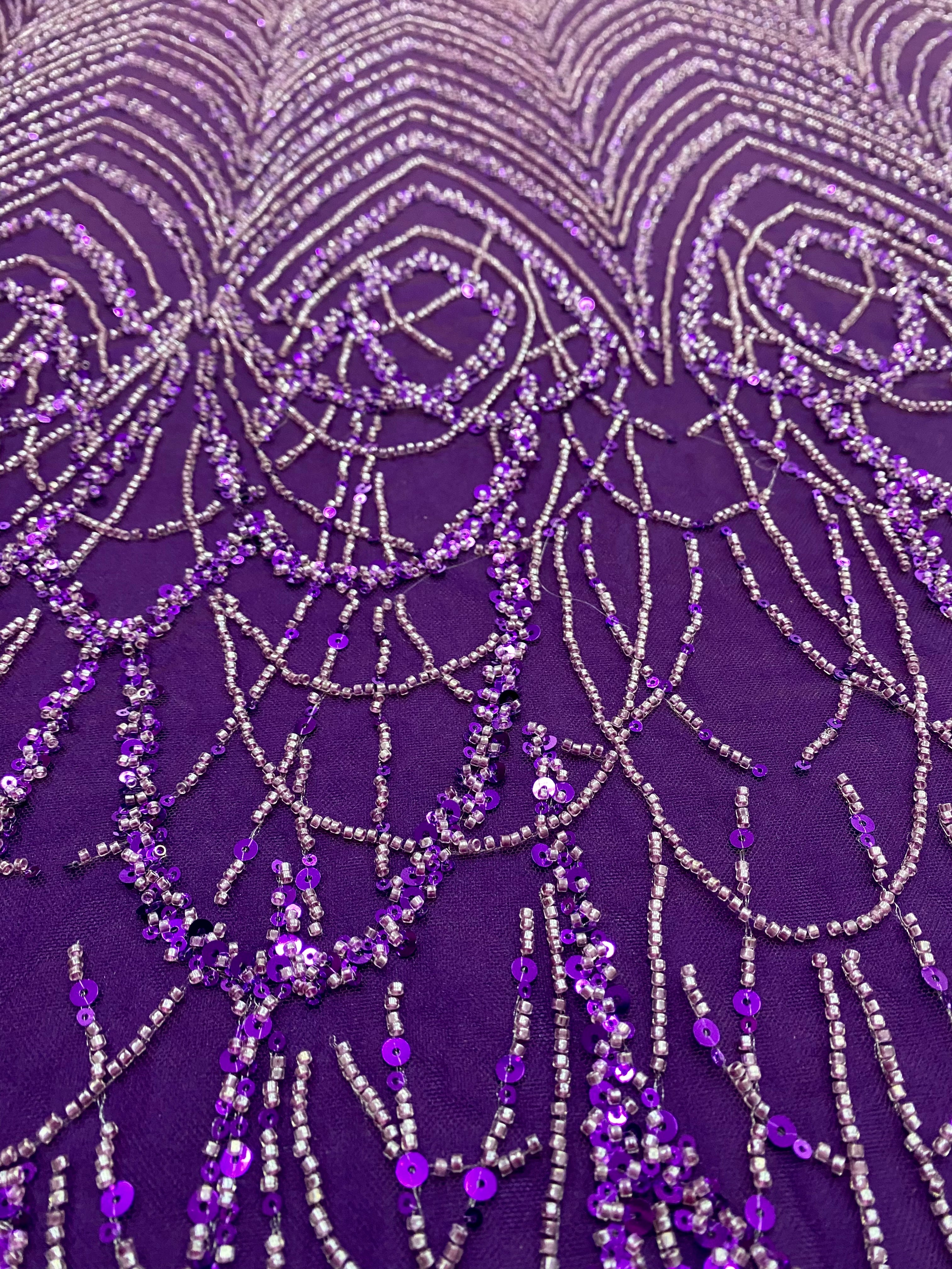 Sötétlila Couture csipke geometriai mintával, gyöngyökkel és flitterekkel