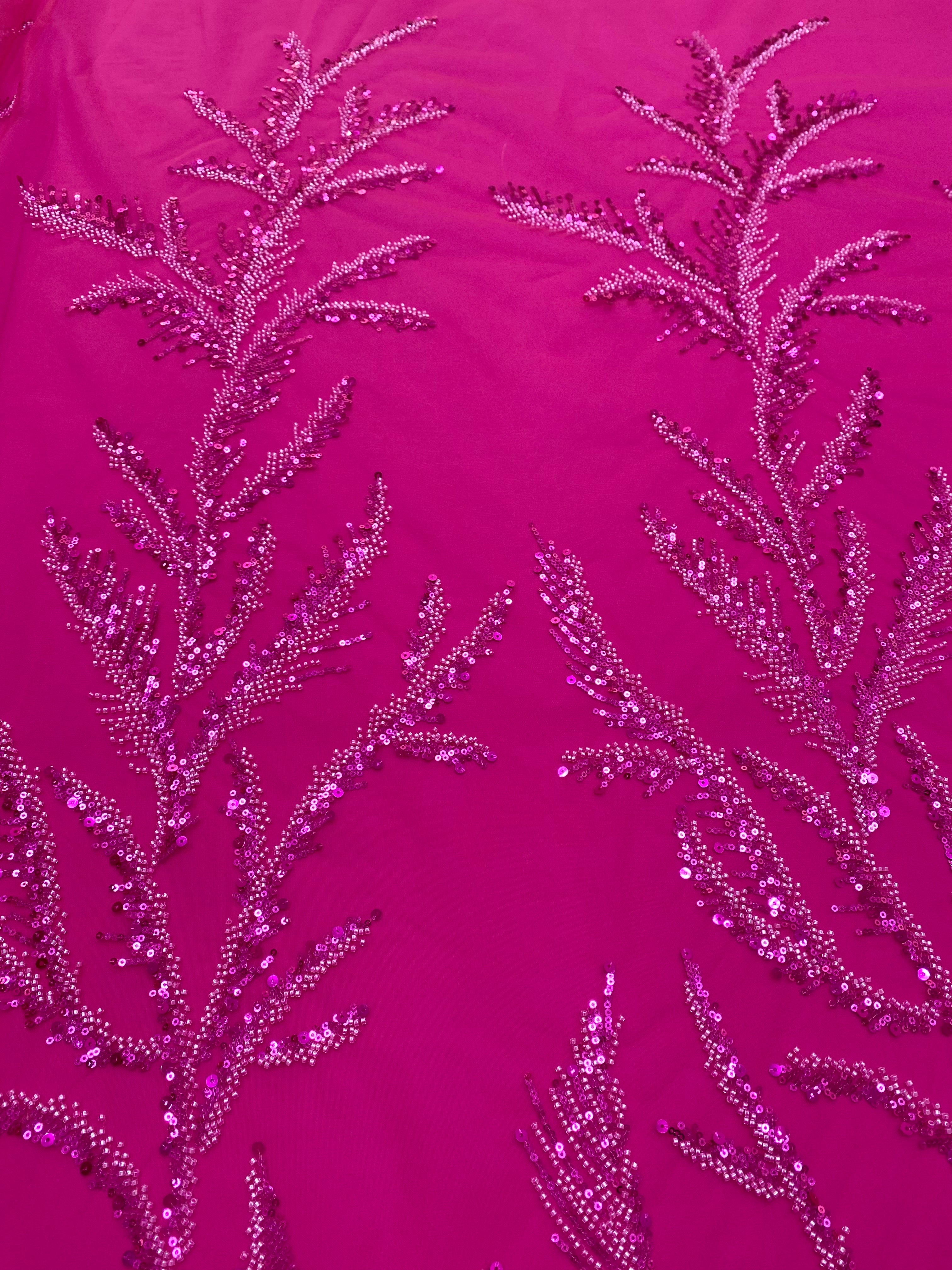 Dantela Couture fukszia ágacskákkal, gyöngyökkel és flitterekkel