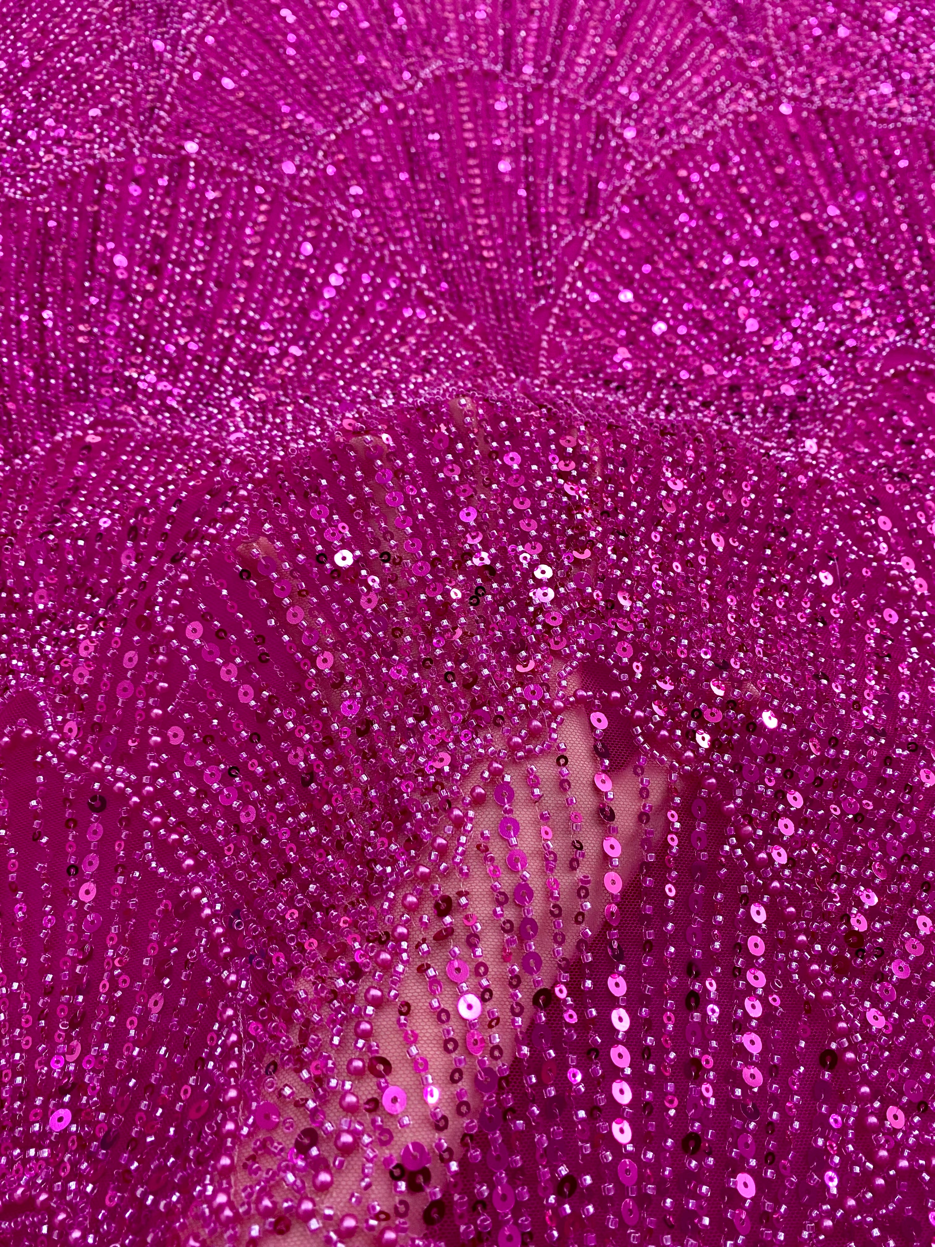 Dantela Couture Fucsia geometriai mintával, gyöngyökkel, gyöngyöcskékkel és flitterekkel