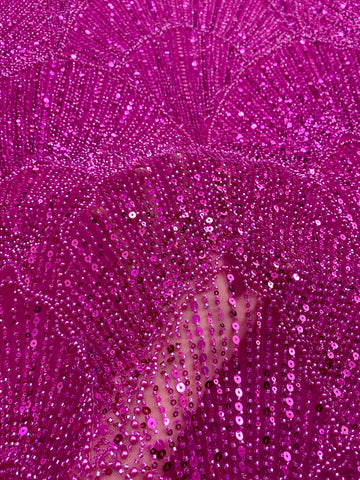 Dantela Couture Fucsia geometriai mintával, gyöngyökkel, gyöngyöcskékkel és flitterekkel