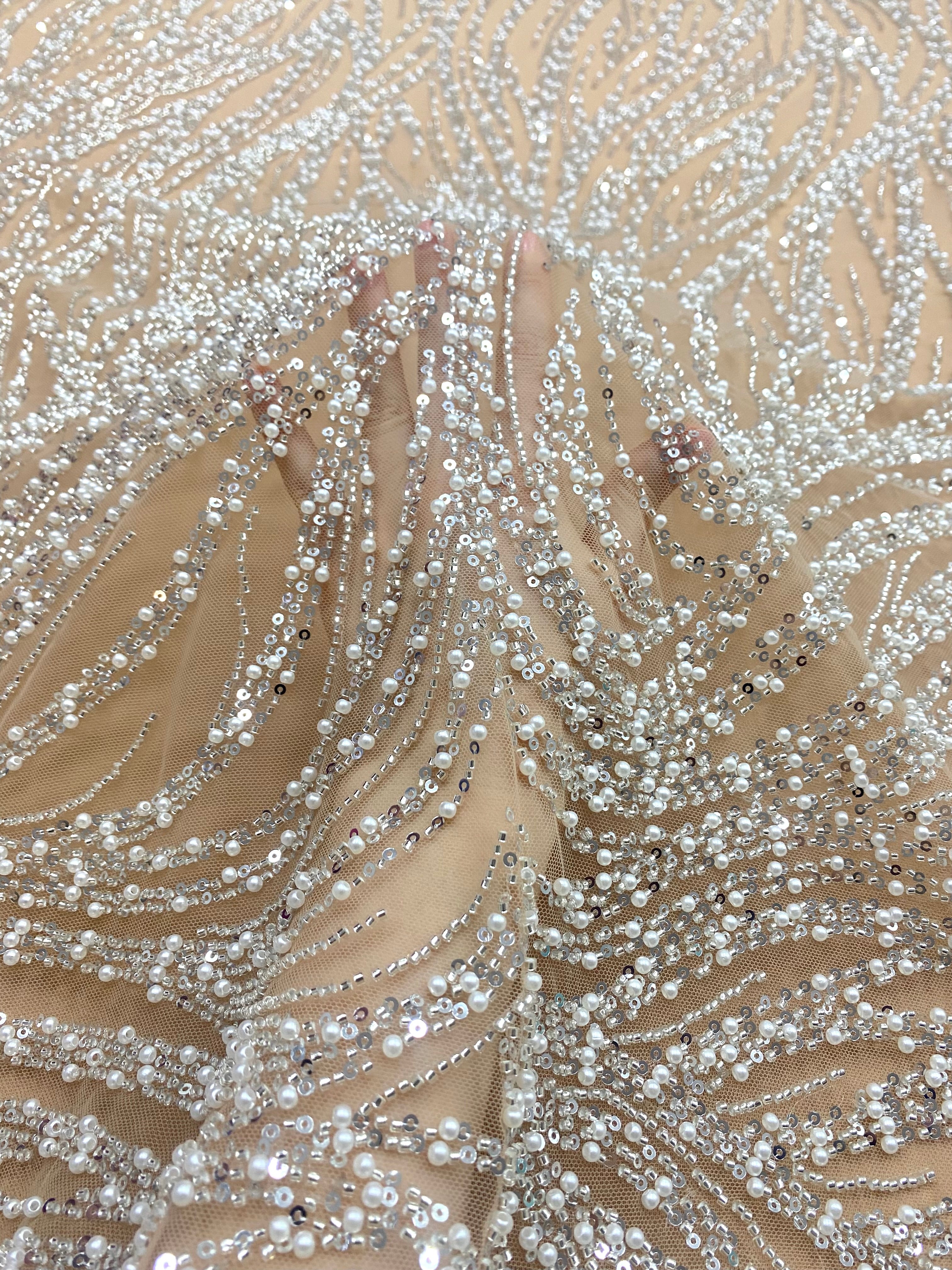 Dantela Couture Argintie pe Tulle Nude cu Model Geometric, cu Perle, Margele si Paiete