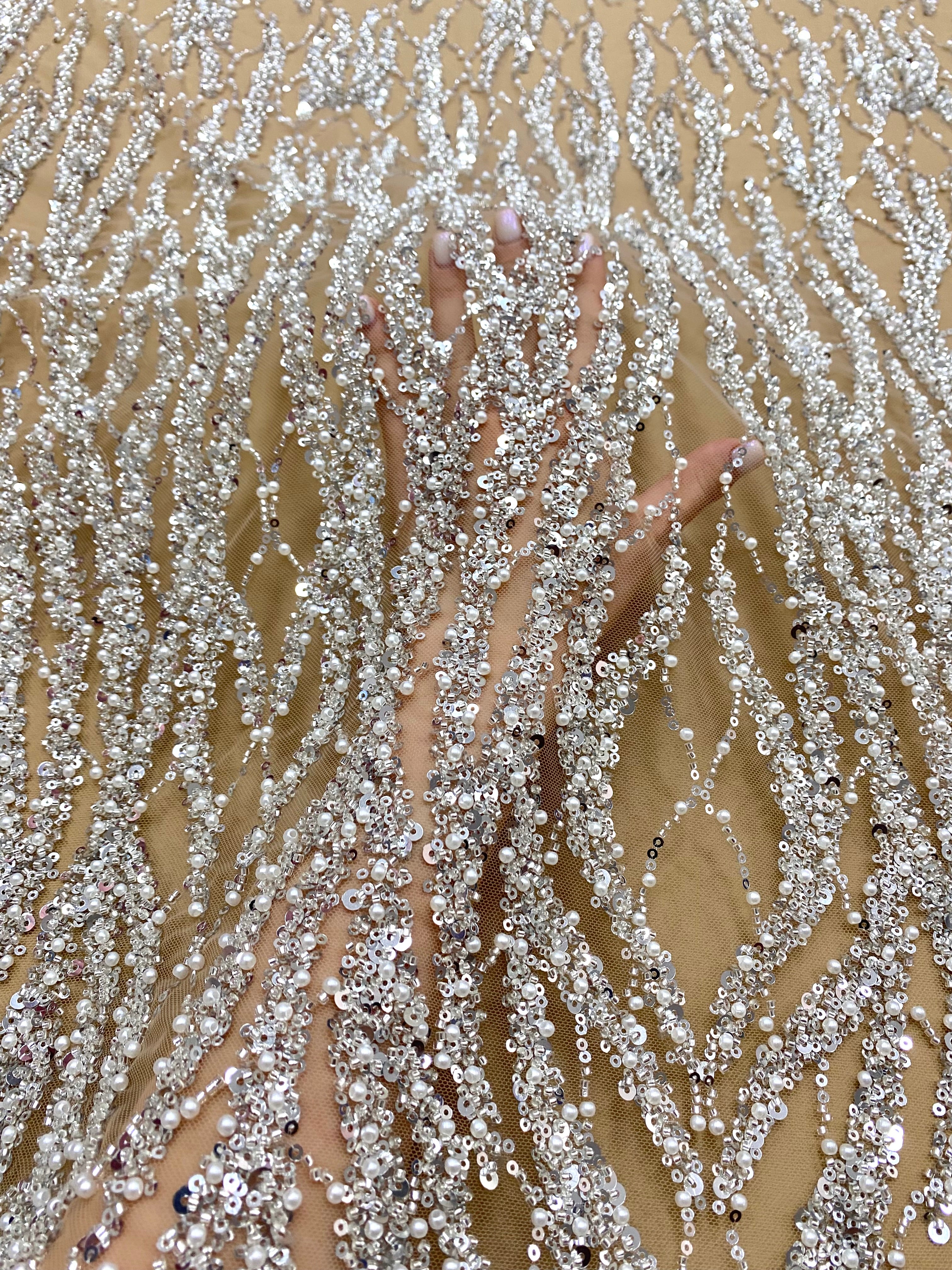 Dantela Couture Argintie pe Tulle Nude cu Siraguri cu Perle, Margele si Paiete