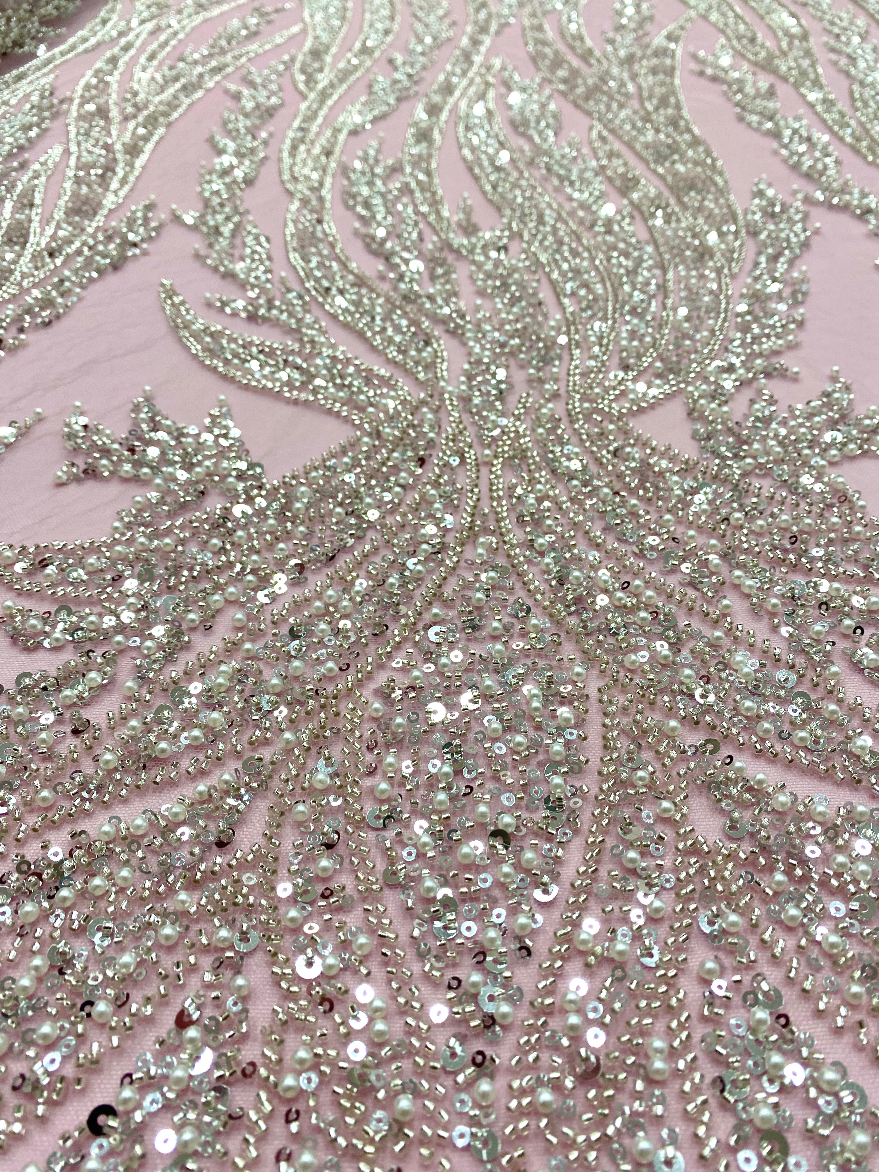 Dantela Couture Argintie pe Tulle Roz cu Panou, cu Perle, Margele si Paiete