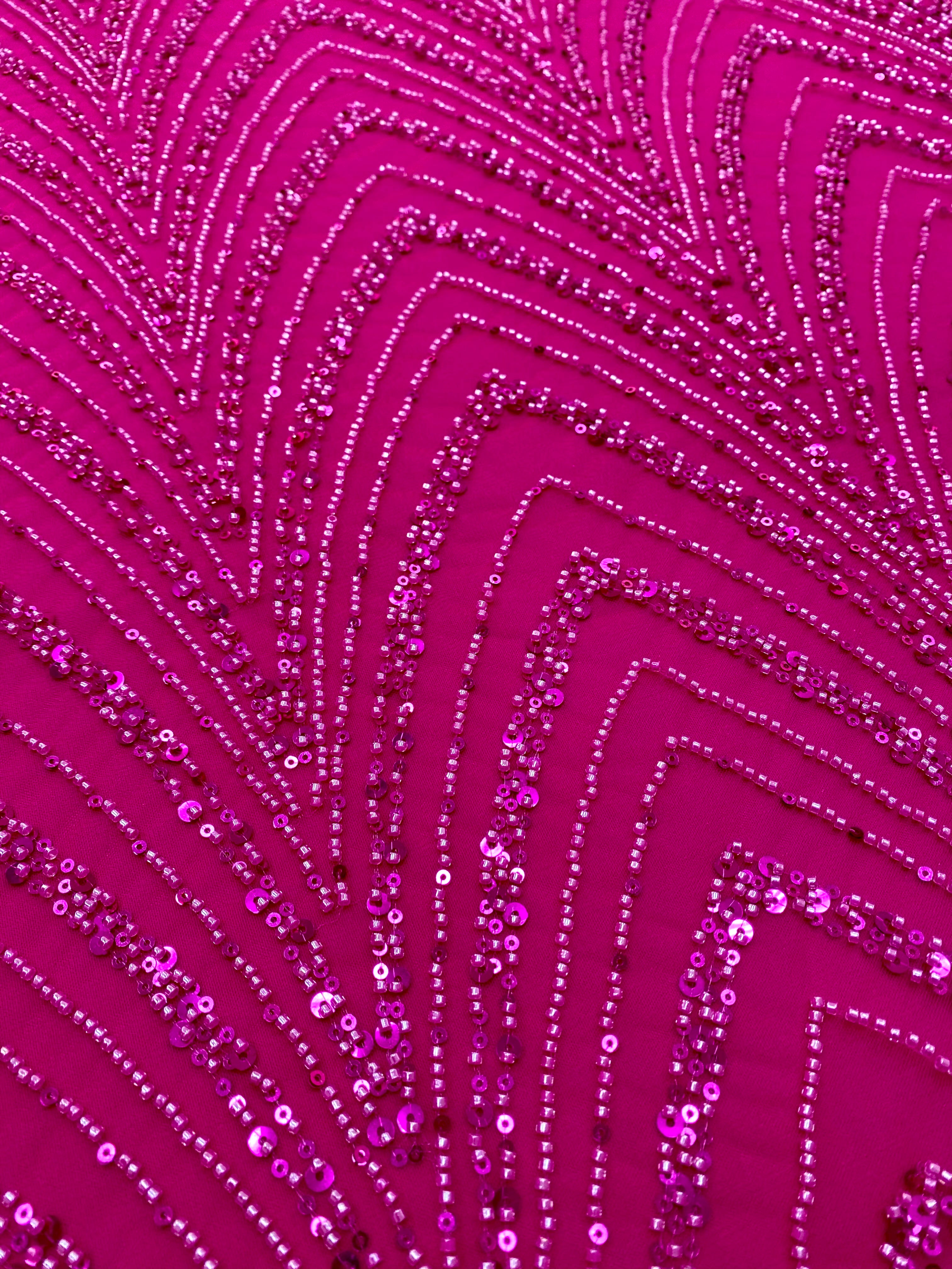 Dantela Couture Fucsia geometriai mintával, gyöngyökkel és flitterekkel