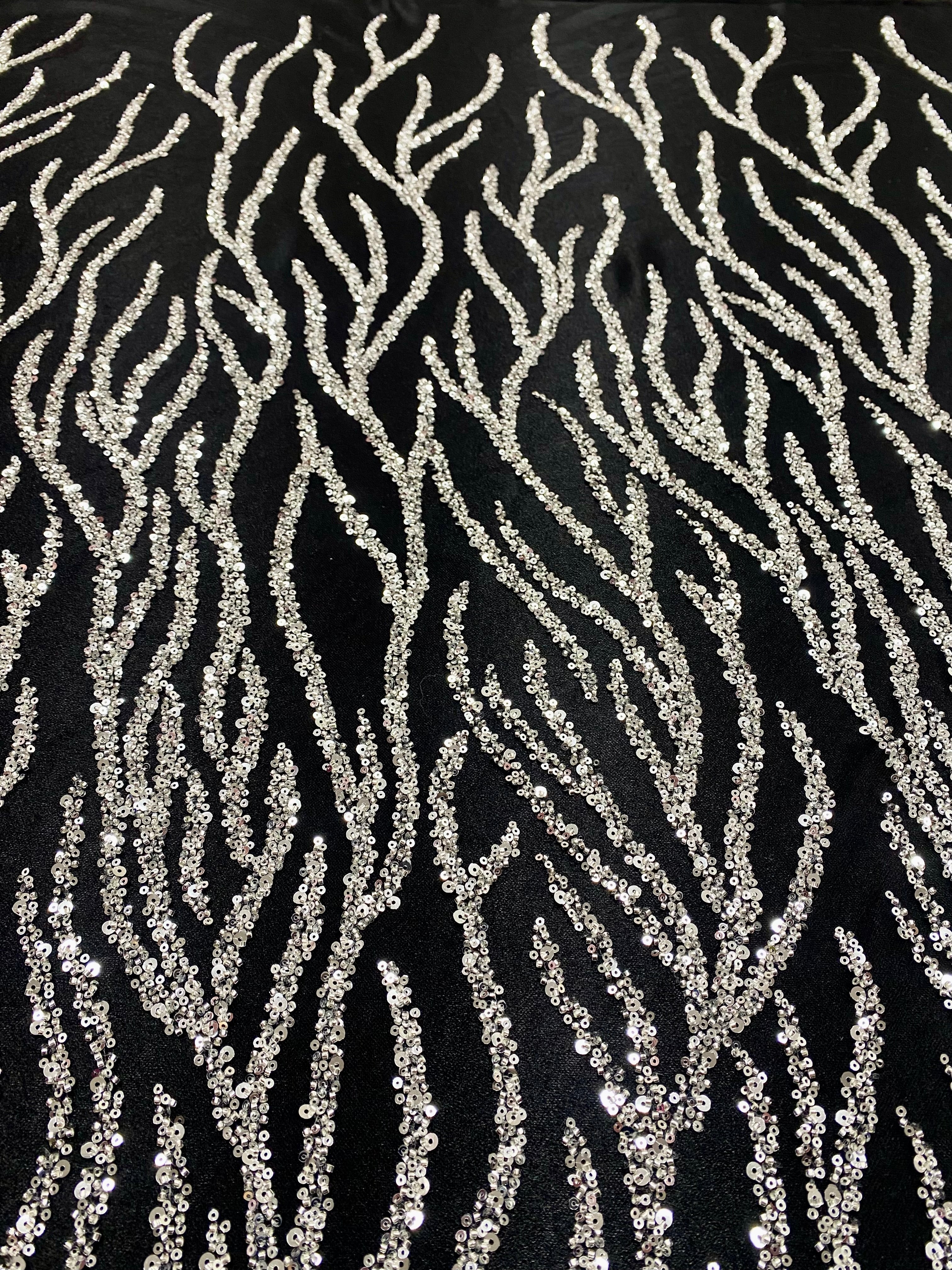 Dantela Couture Argintie pe Tulle Negru cu Siraguri, cu Margele si Paiete