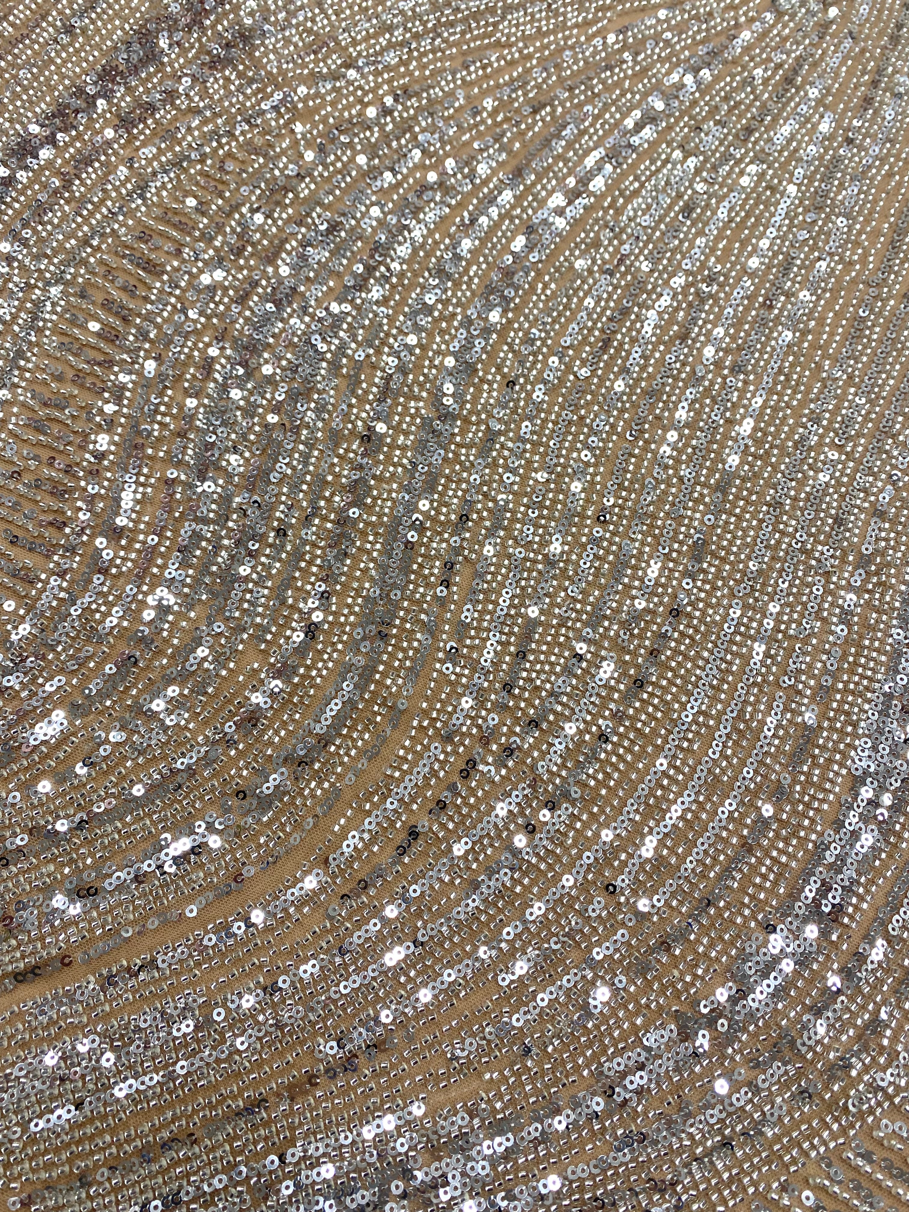 Csipke Couture ezüst tüll nude alapon geometrikus mintával, gyöngyökkel és flitterekkel