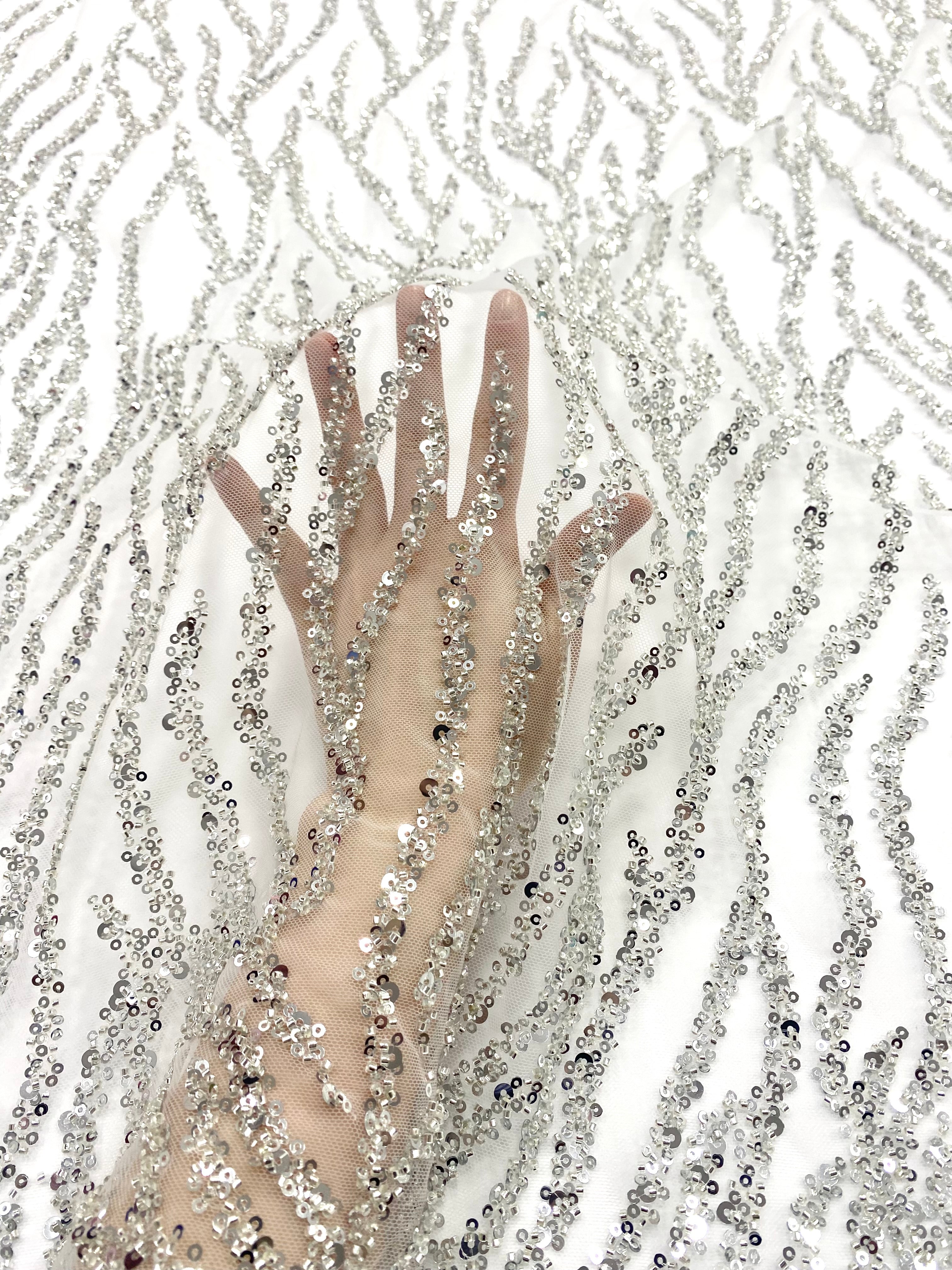 Csipke Couture ezüst tüllön, elefántcsont színben, gyöngy- és flitterfüzérekkel, gyöngyökkel és flitterekkel