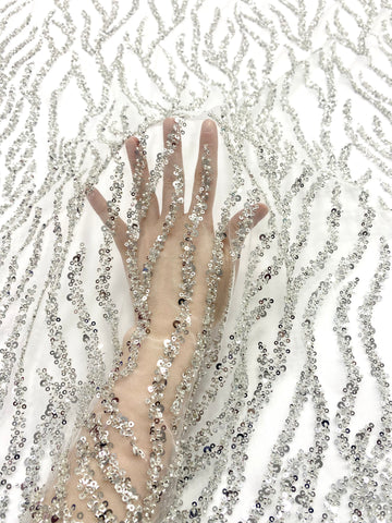 Csipke Couture ezüst tüllön, elefántcsont színben, gyöngy- és flitterfüzérekkel, gyöngyökkel és flitterekkel