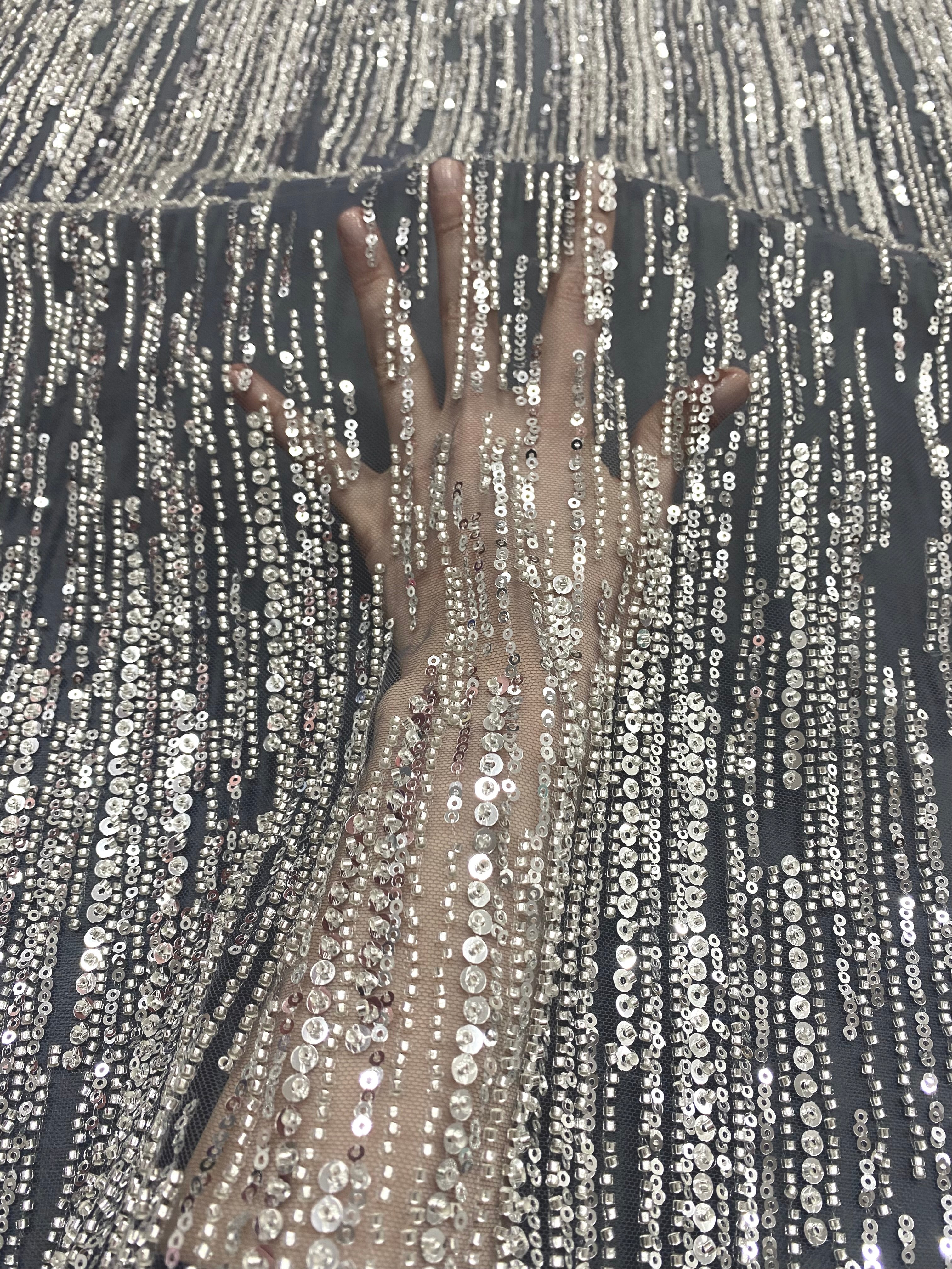 Csipke Couture ezüst színben antracitszürke tüllön, lineáris mintával, gyöngyökkel és flitterekkel