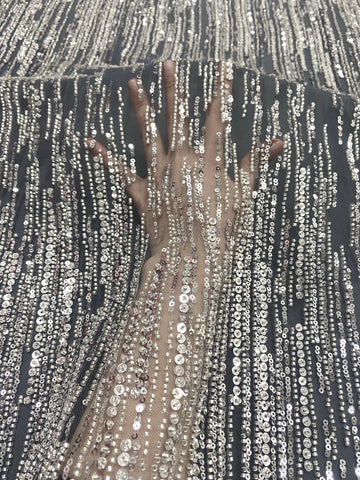 Csipke Couture ezüst színben antracitszürke tüllön, lineáris mintával, gyöngyökkel és flitterekkel