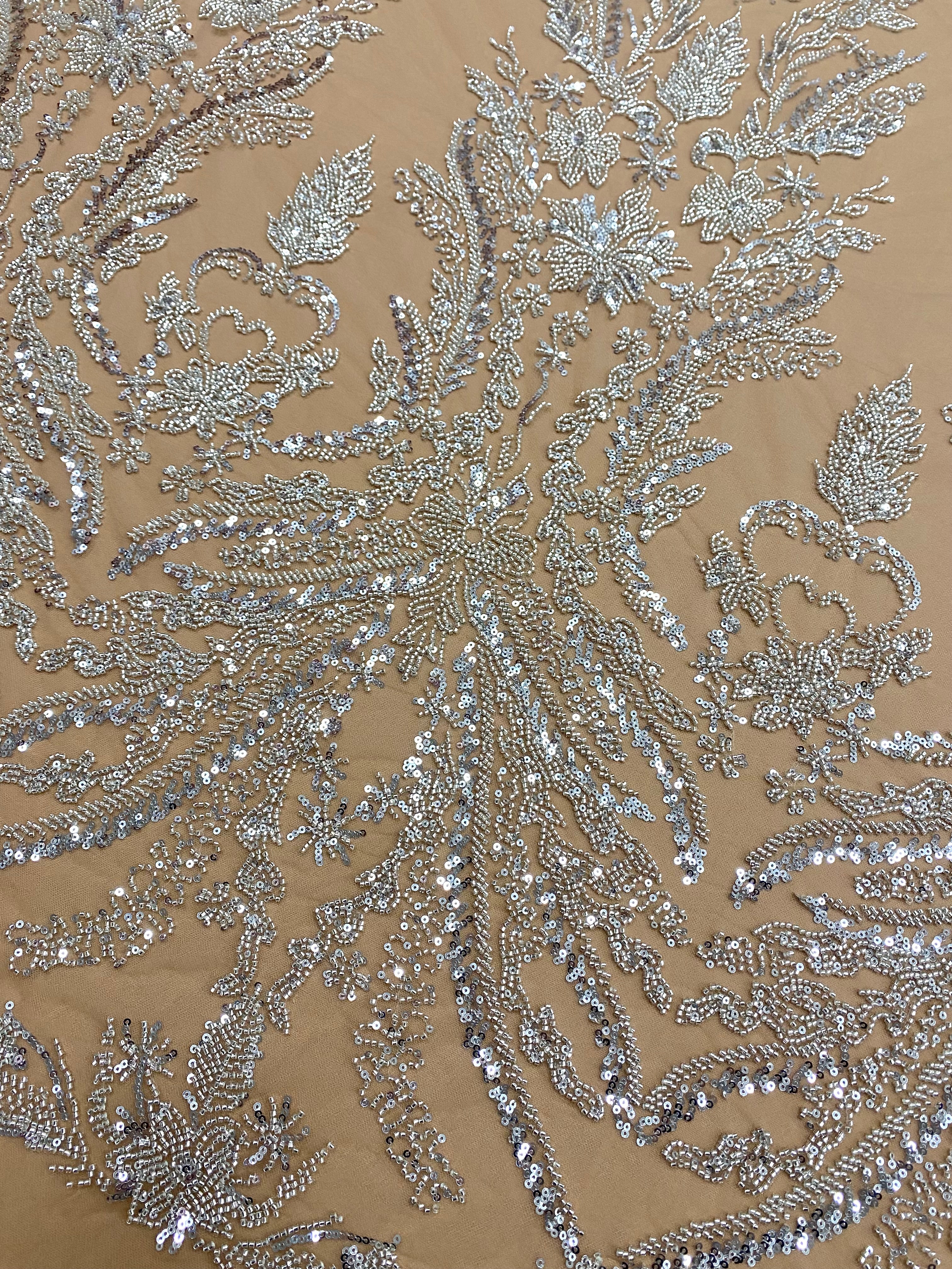 Csipke Couture ezüst tüll nude alapon, virágmintával, gyöngyökkel és flitterekkel