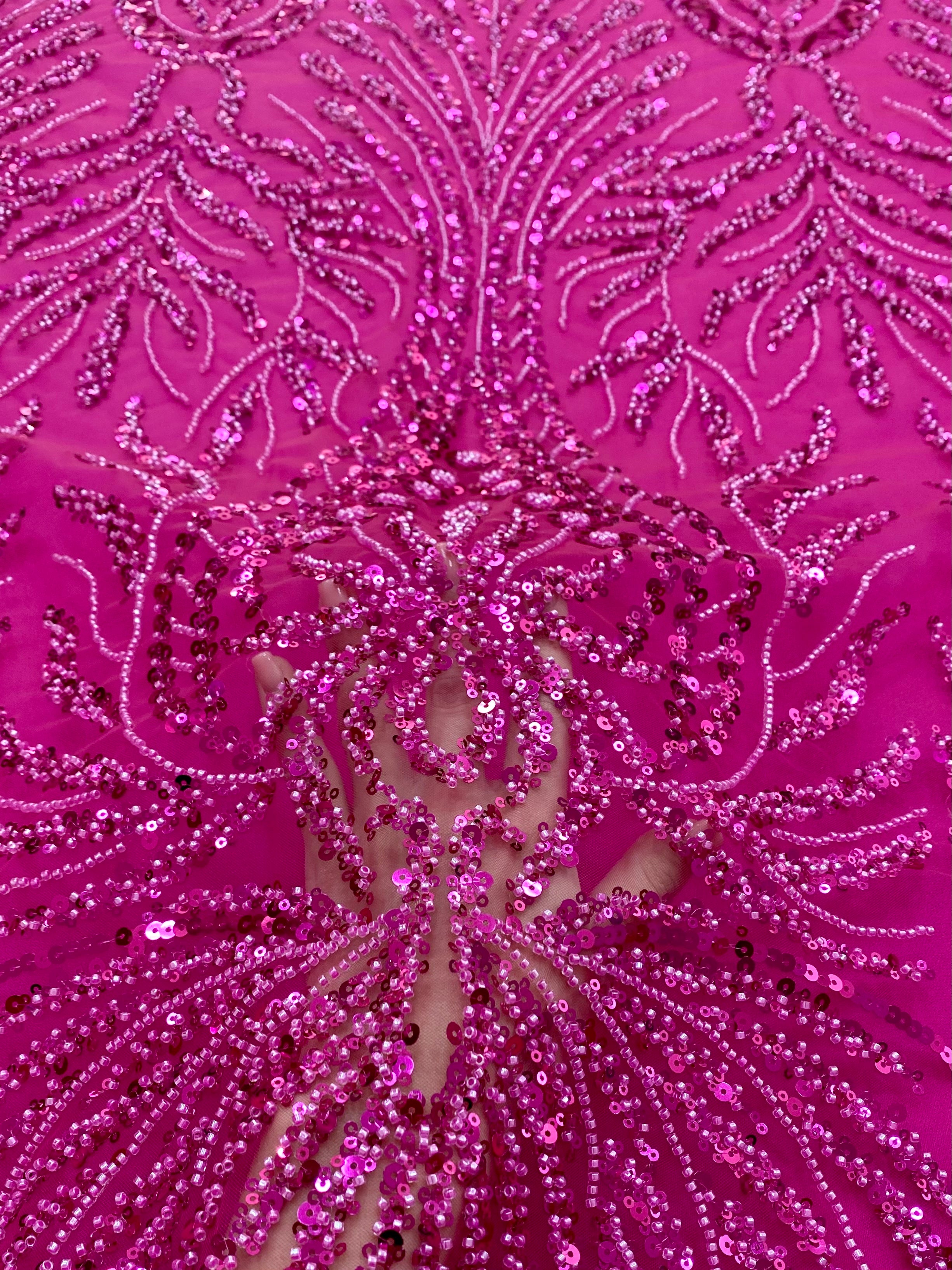 Dantela Couture Fucsia geometriai mintával, gyöngyökkel és flitterekkel