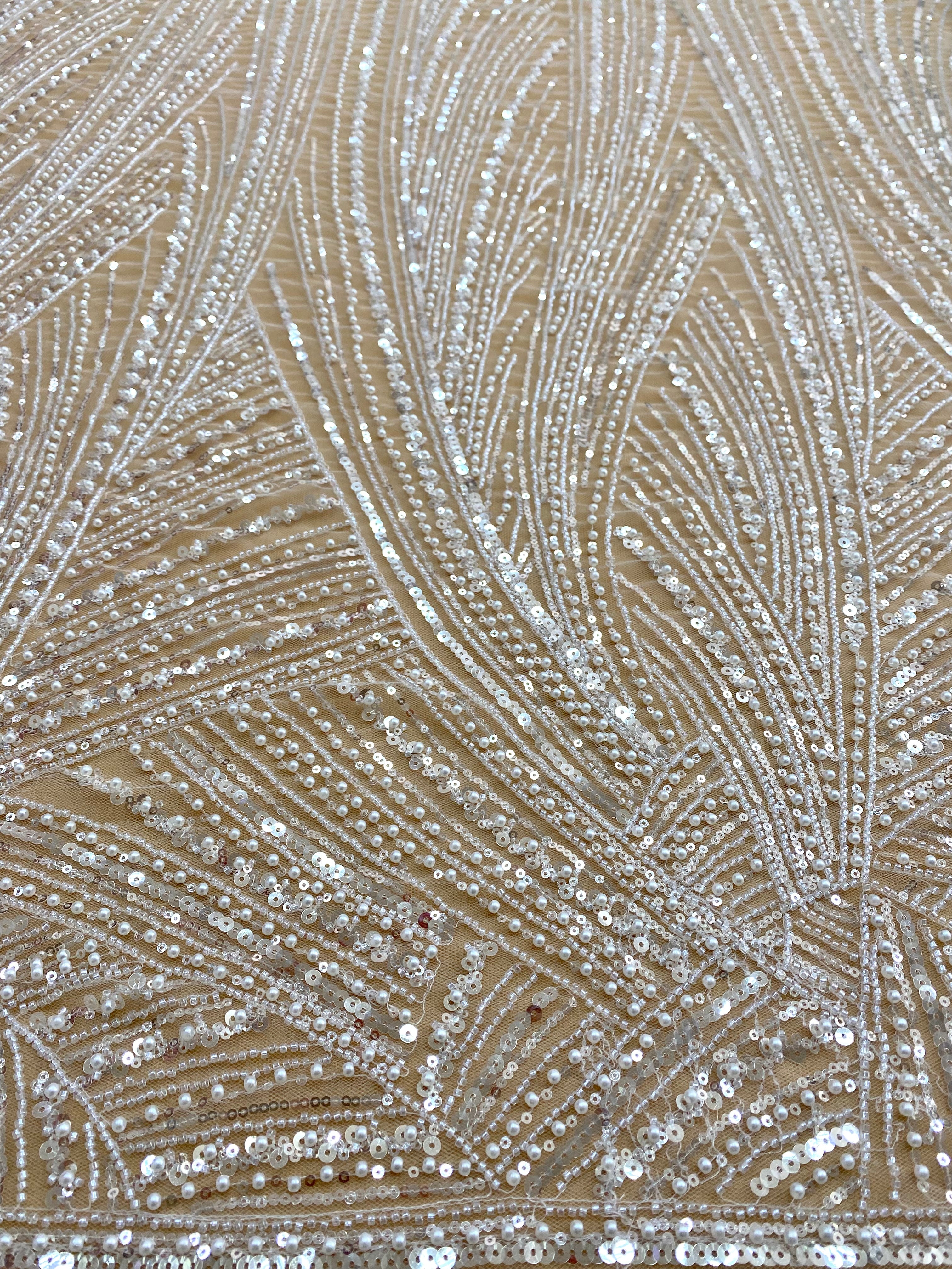Dantela Couture Diamond lineáris mintával, gyöngyökkel, gyöngyöcskékkel és flitterekkel