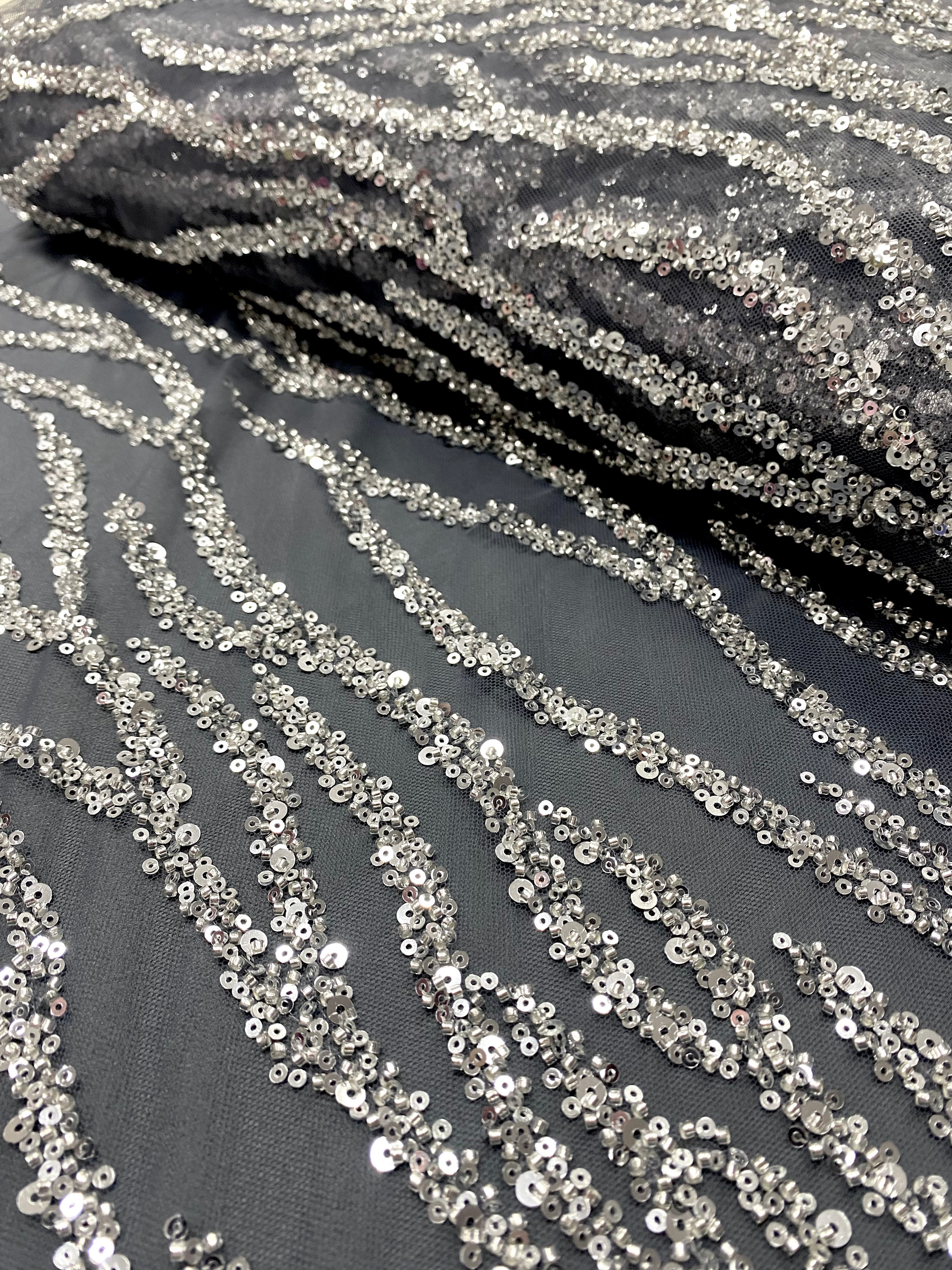 Csipke Couture ezüst tüllön antracit színben, gyöngy- és flitterfüzérekkel, gyöngyökkel és flitterekkel