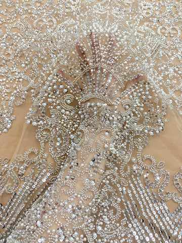 Csipke Couture ezüst tüllön, nude alapon, geometrikus mintával, gyöngyökkel, gyöngy díszítéssel és flitterekkel