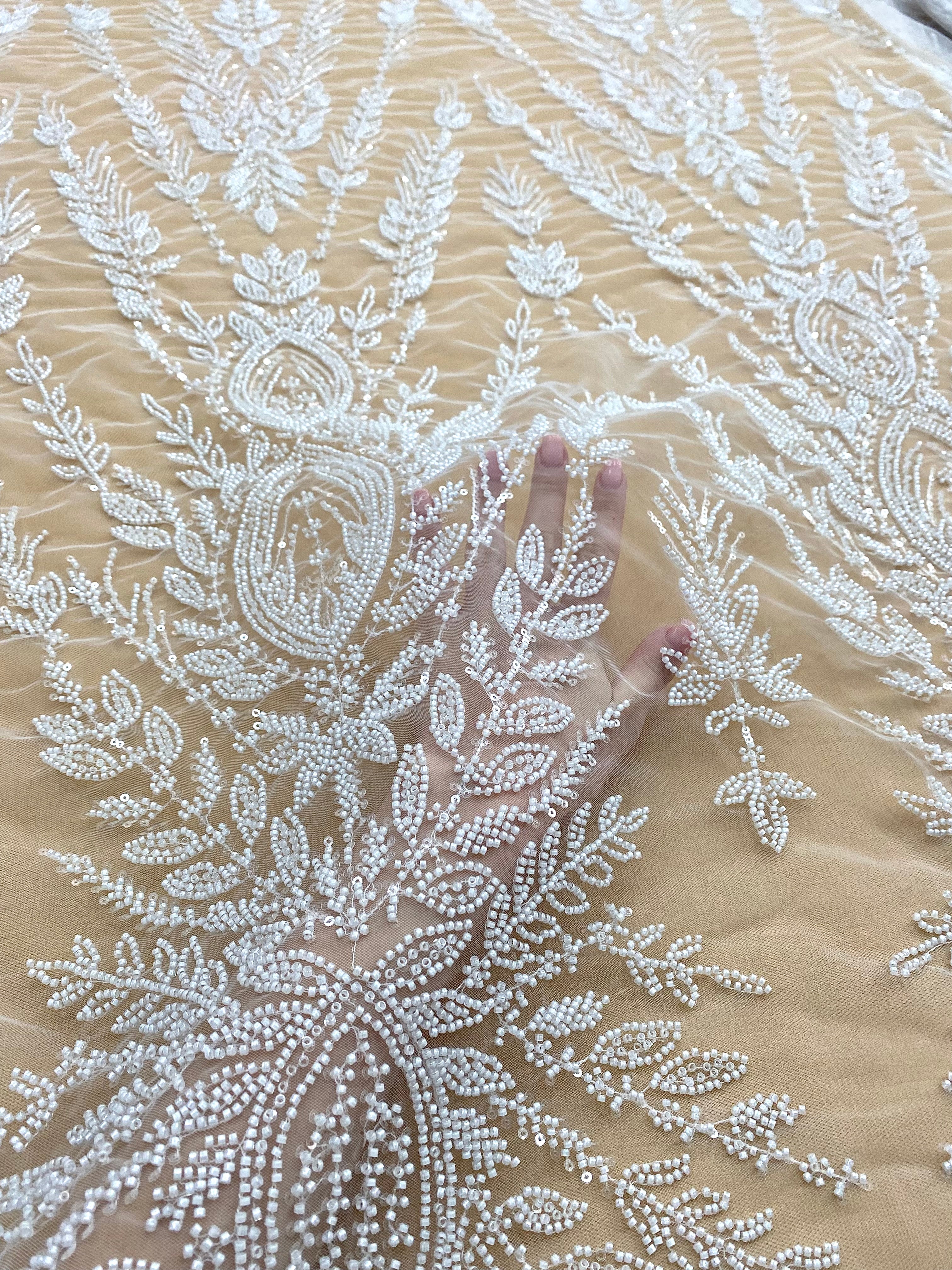 Dantela Couture Ivory szimmetrikus mintával, gyöngyökkel és flitterekkel