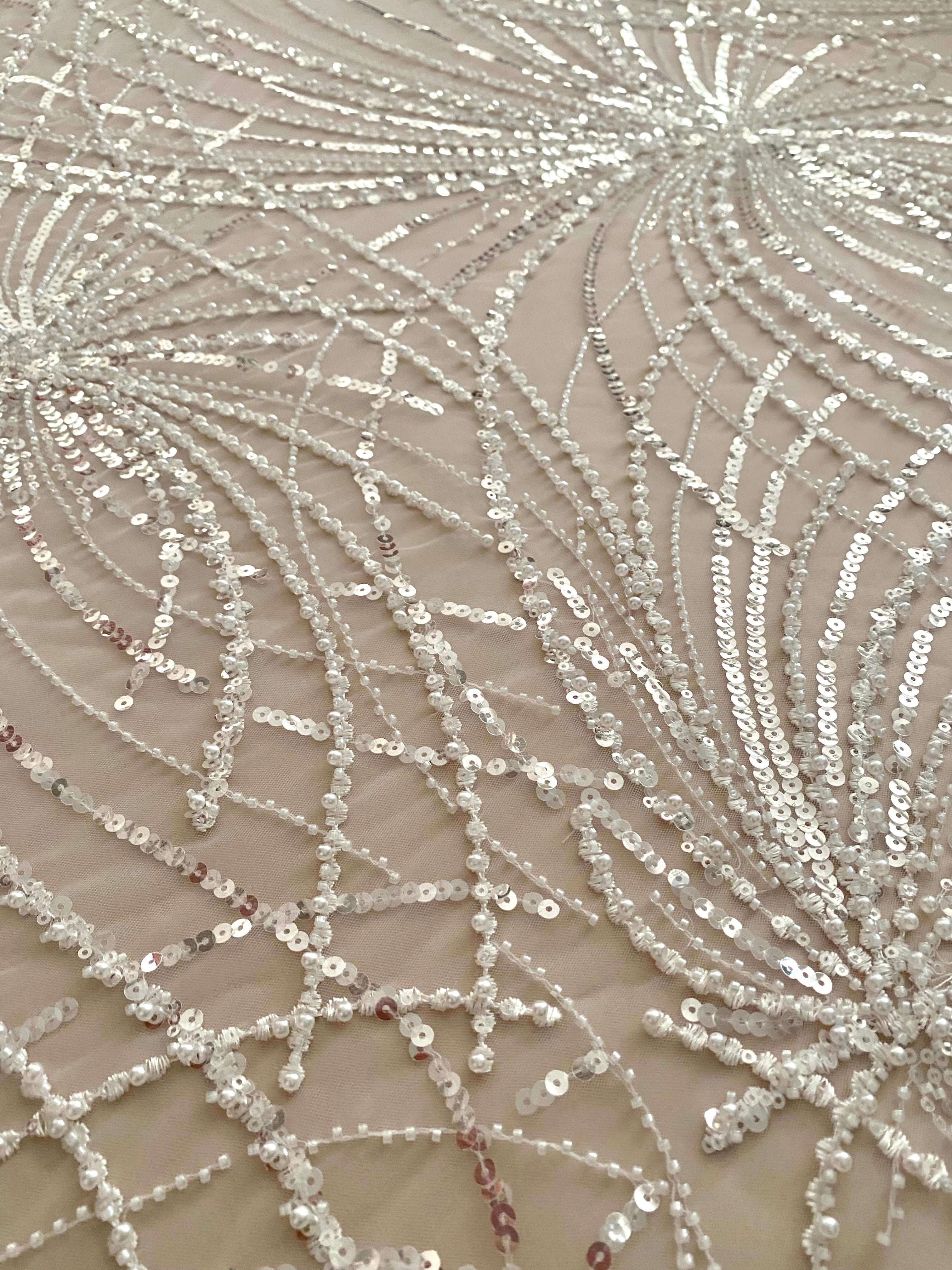 Dantela Couture Ivory geometriai mintával, gyöngyökkel, gyöngyöcskékkel és flitterekkel