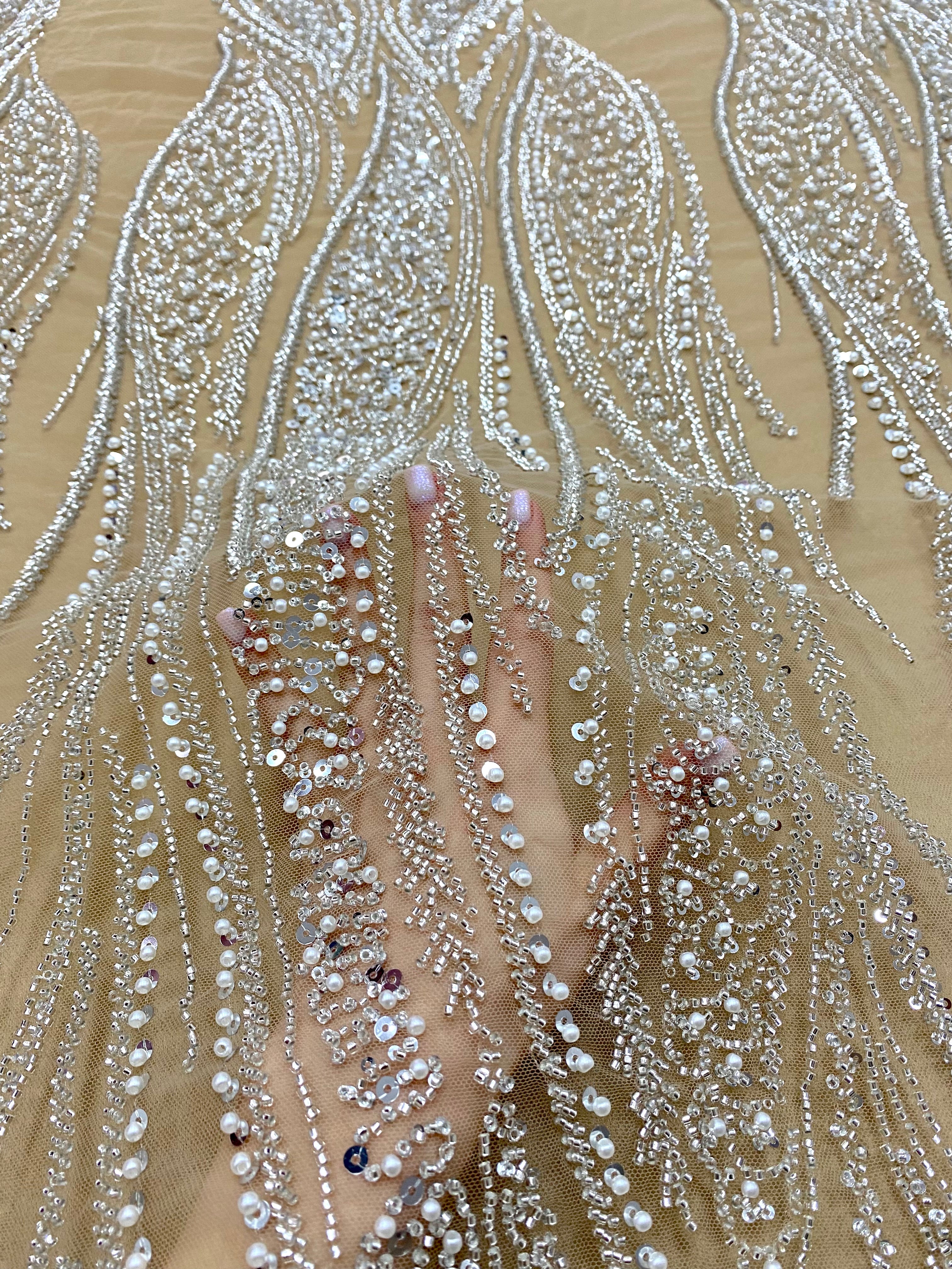 Ezüst Couture Csipke Nude Tüll Alapon, Gyöngyökkel, Gyöngyöcskékkel és Flitterekkel