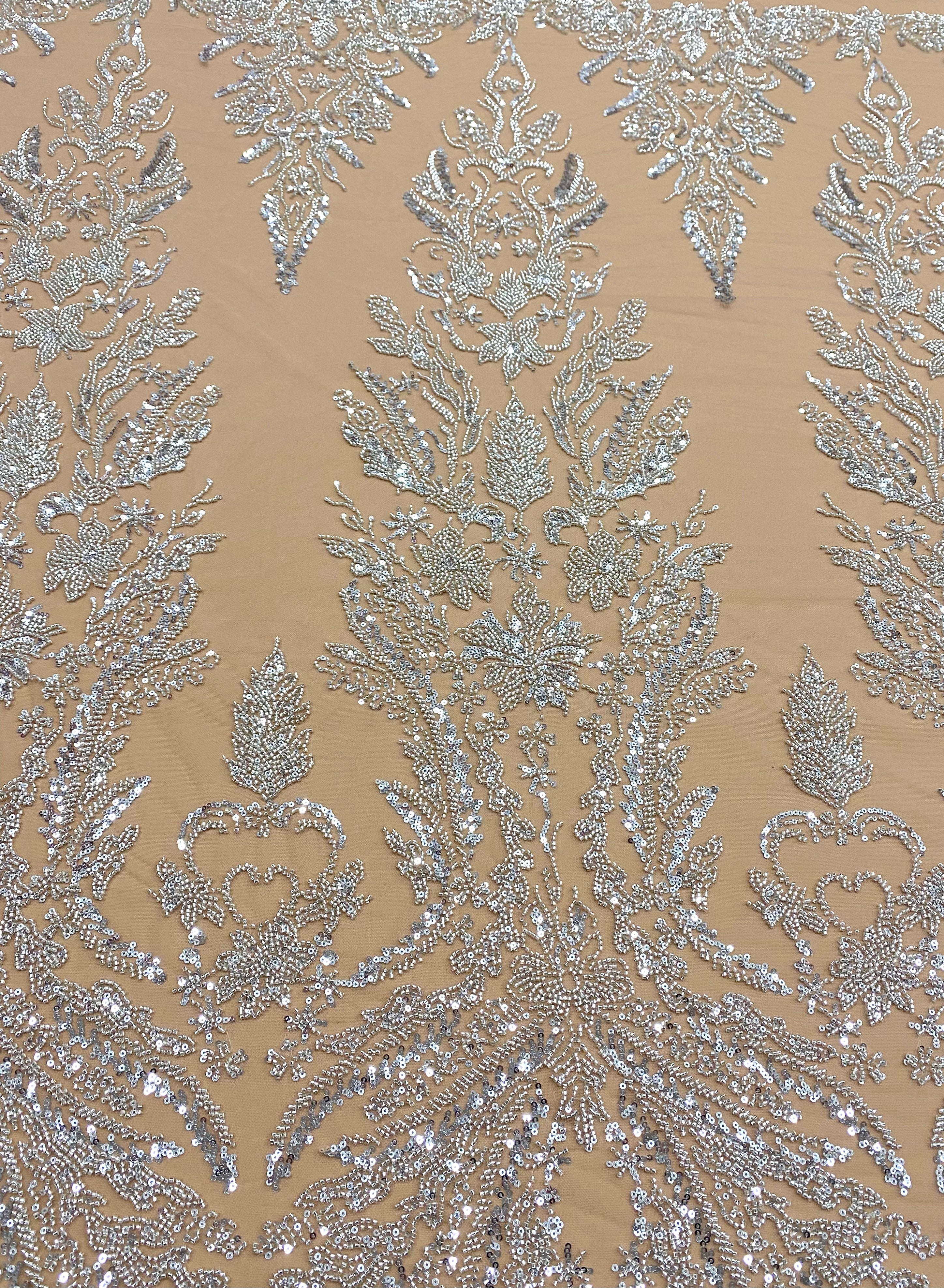 Csipke Couture ezüst tüll nude alapon, virágmintával, gyöngyökkel és flitterekkel