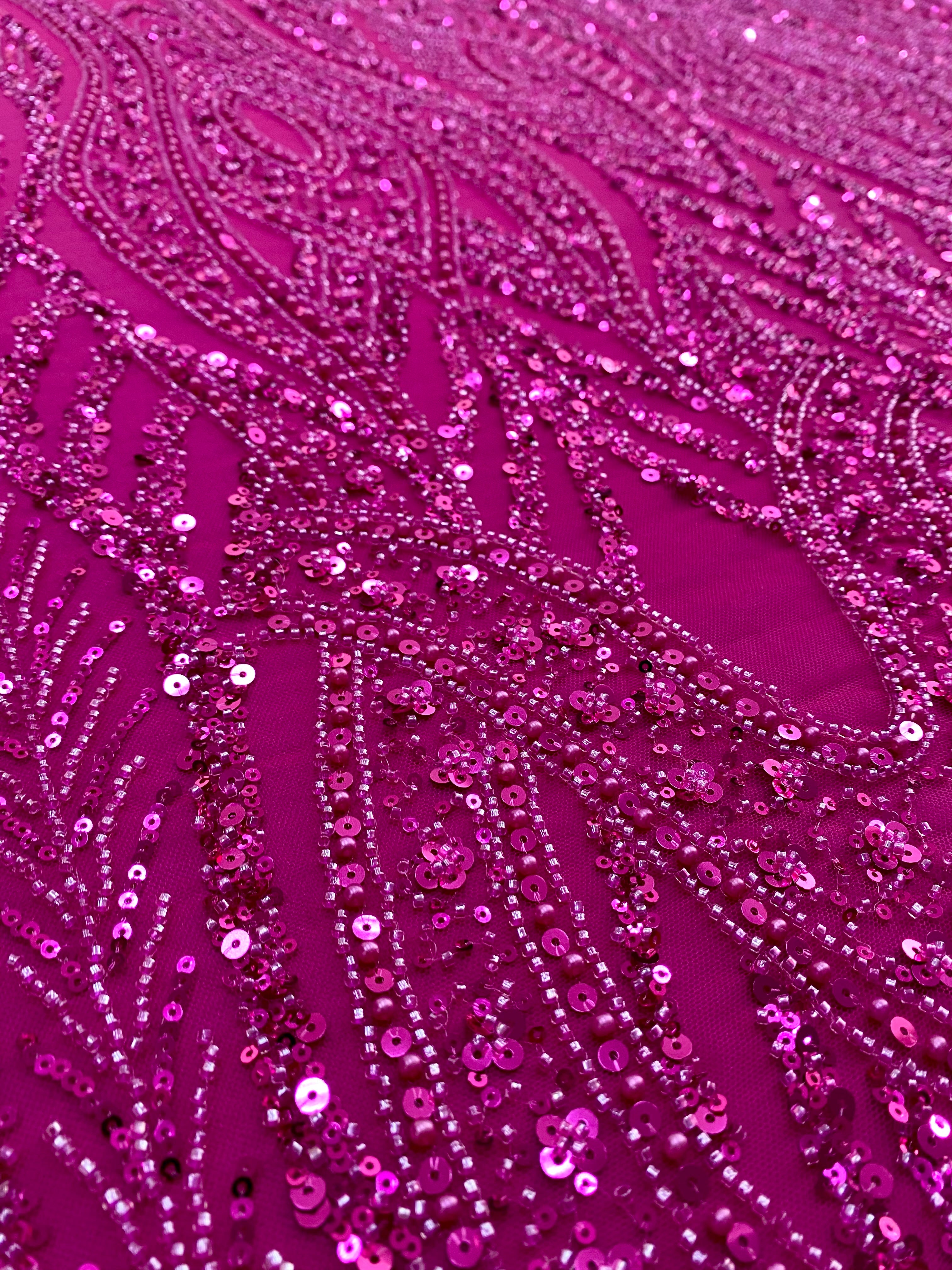 Dantela Couture Fucsia geometriai mintával, gyöngyökkel, gyöngyöcskékkel és flitterekkel