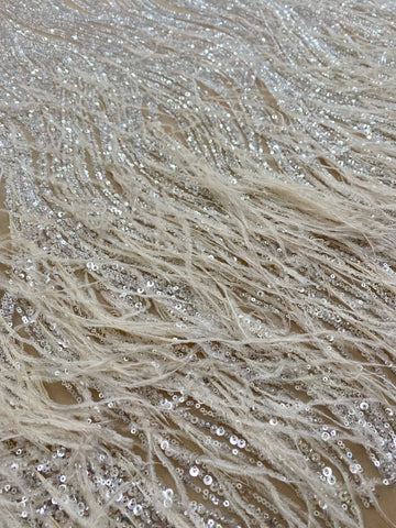 Dantela Couture Argintie pe Tulle Nude cu Pene de Strut, cu Model Liniar, cu Margele si Paiete