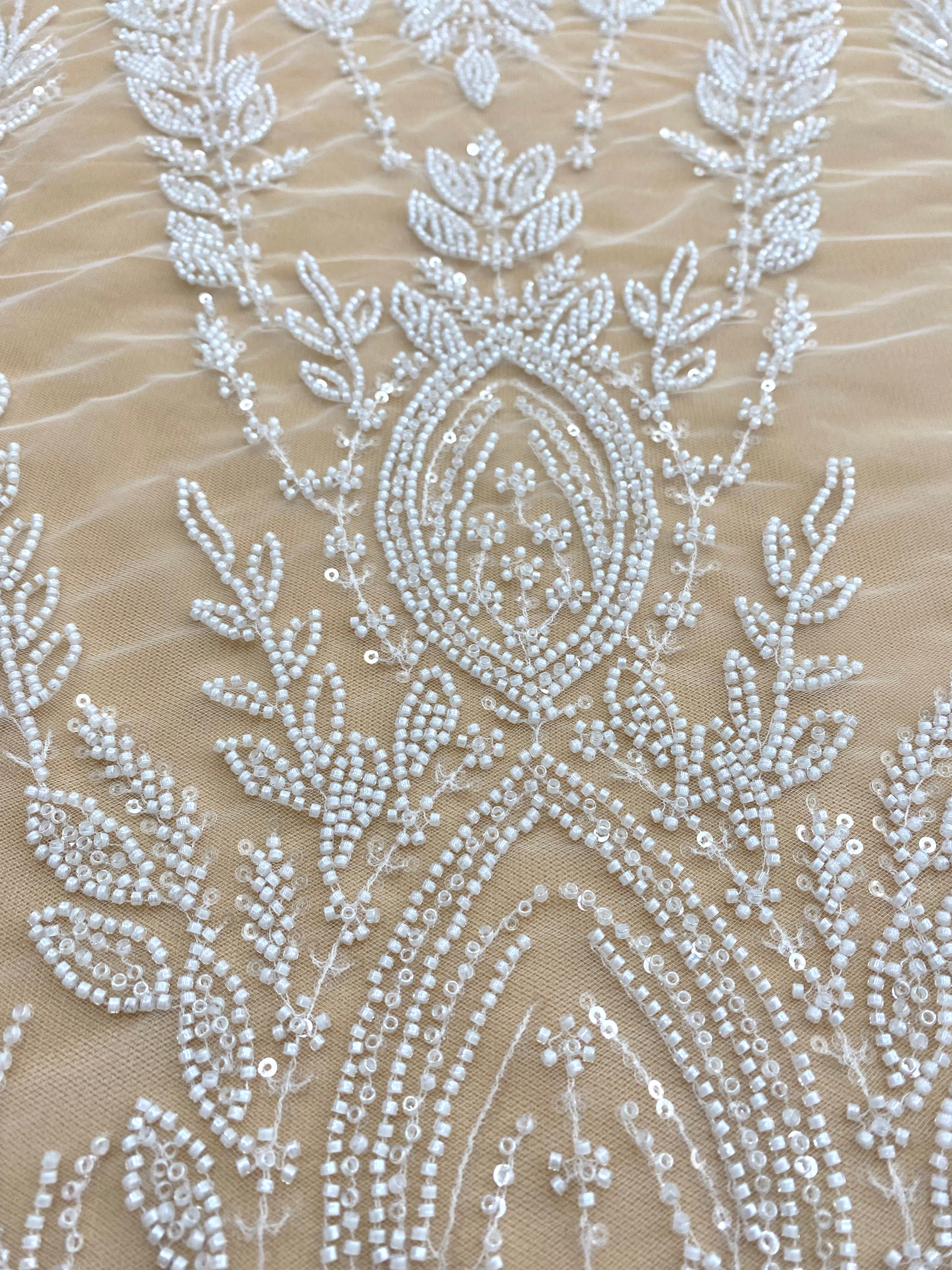 Dantela Couture Ivory szimmetrikus mintával, gyöngyökkel és flitterekkel