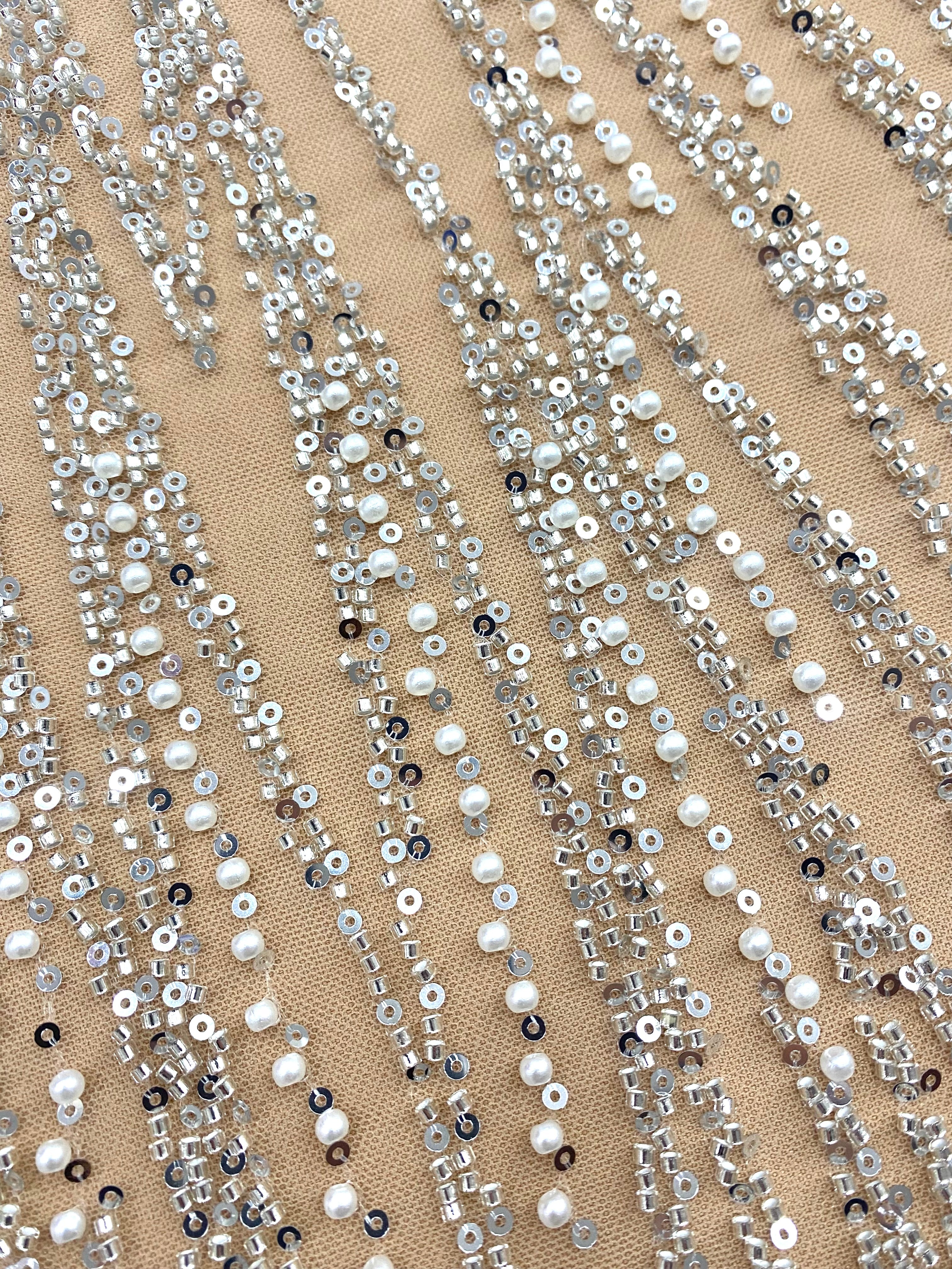 Dantela Couture Argintie pe Tulle Nude cu Model Liniar, cu Margele si Paiete