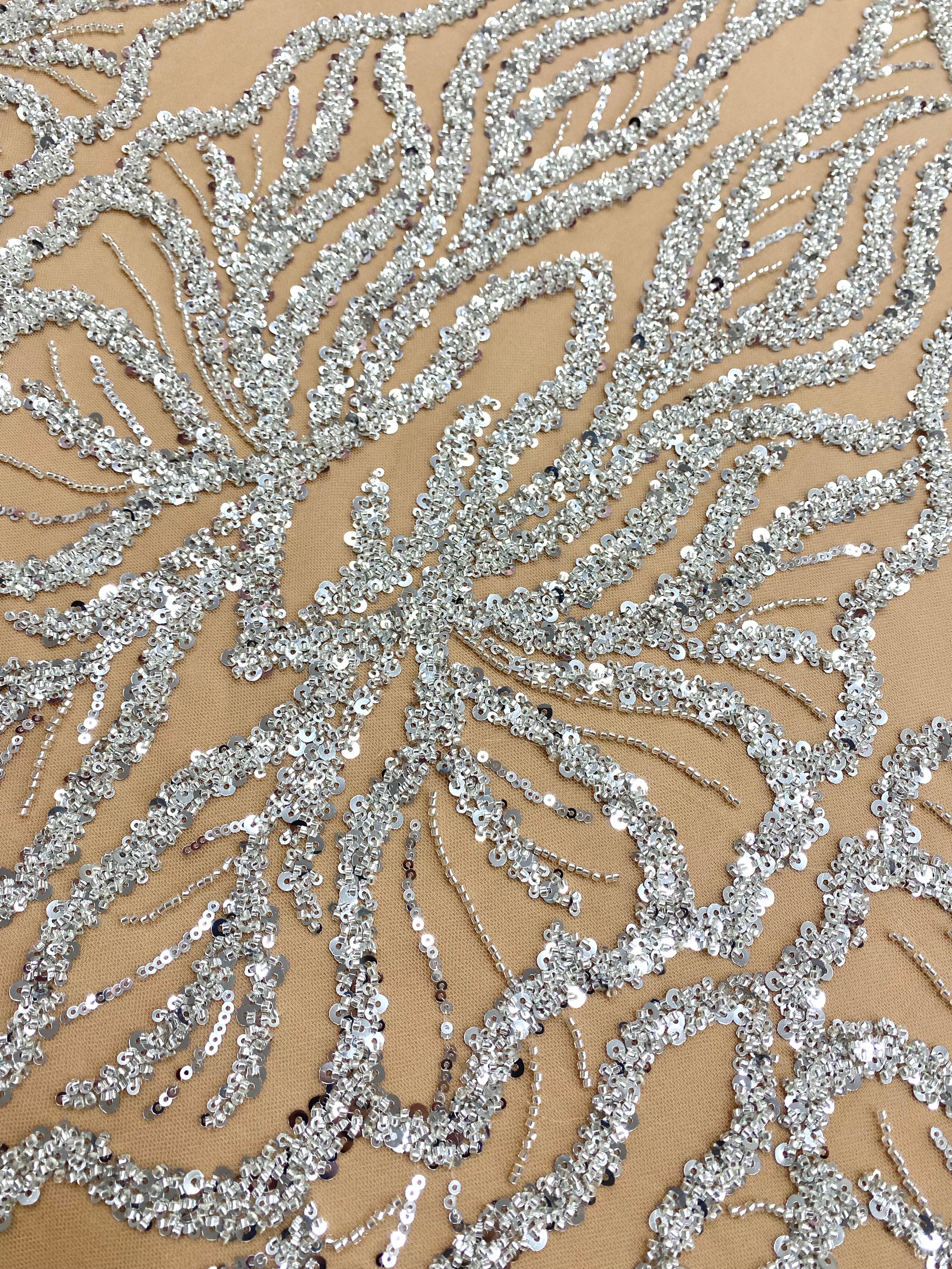 Csipke Couture ezüst tüll nude panellel, gyöngyökkel és flitterekkel