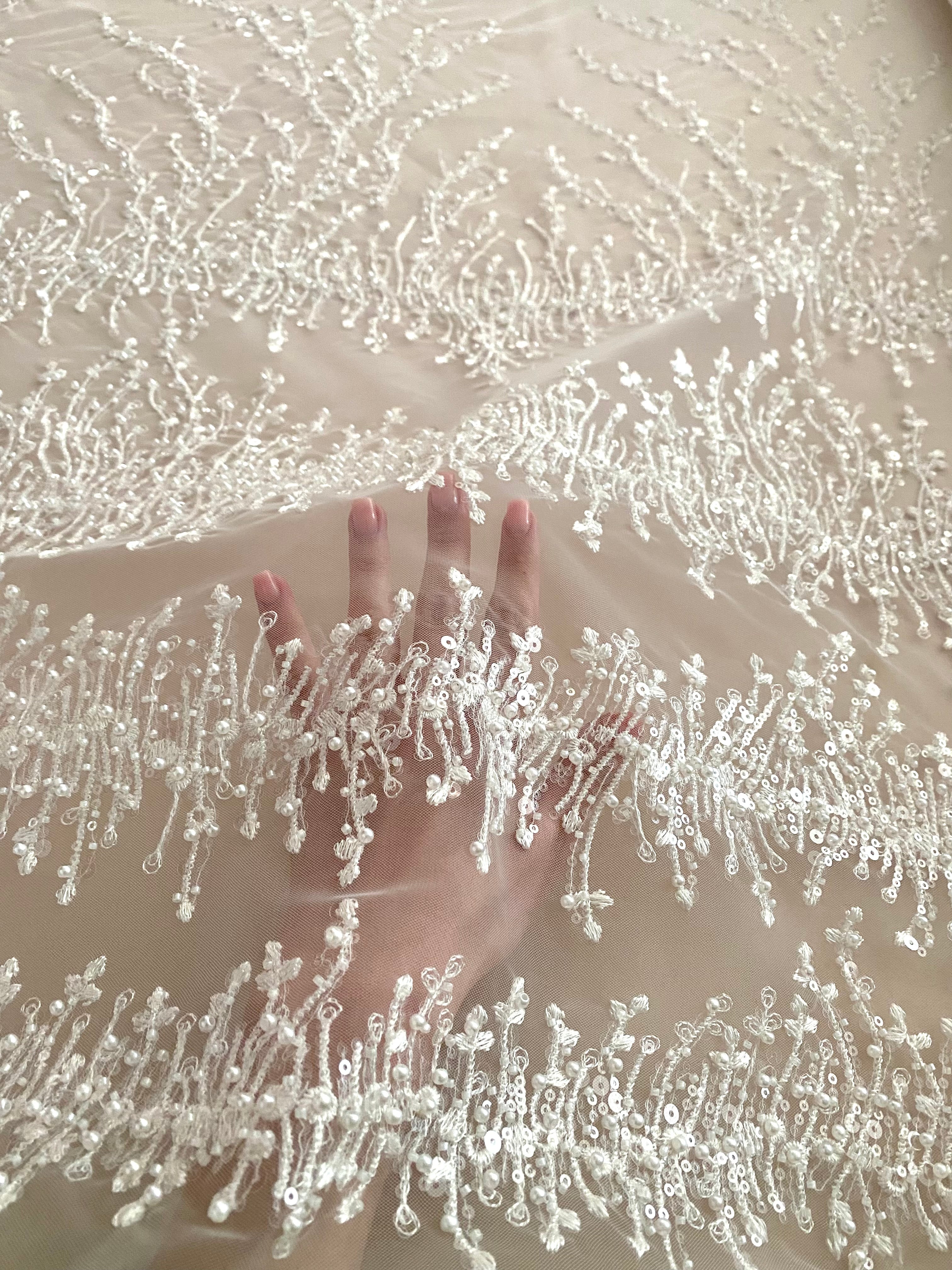 Dantela Couture Ivory geometriai mintával, gyöngyökkel, gyöngyöcskékkel és flitterekkel