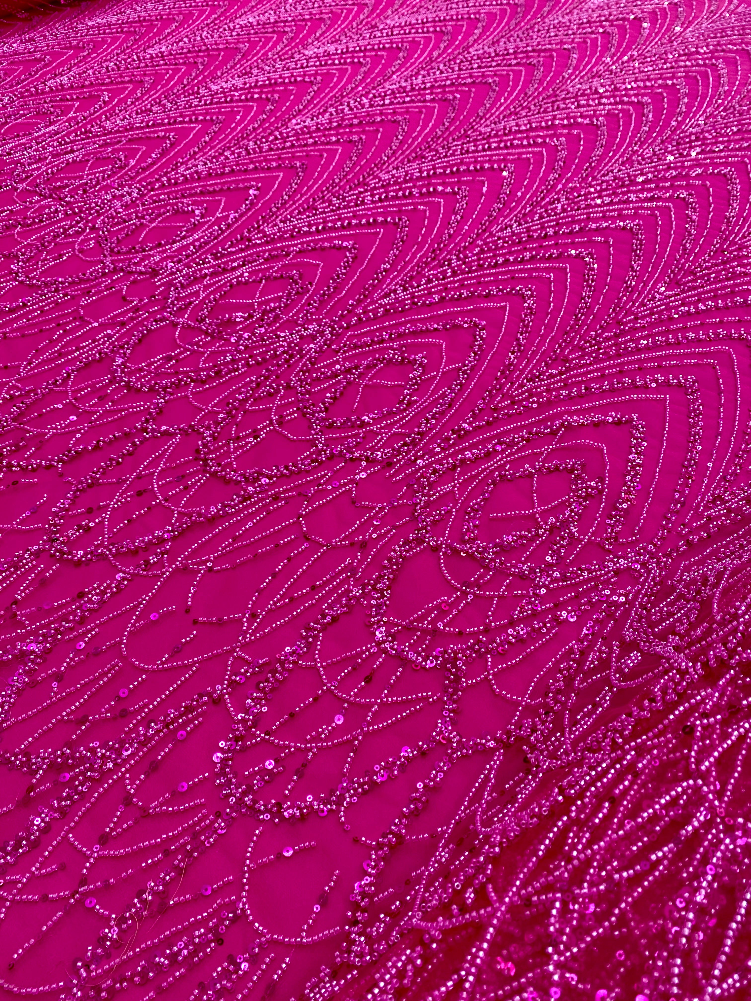 Dantela Couture Fucsia geometriai mintával, gyöngyökkel és flitterekkel