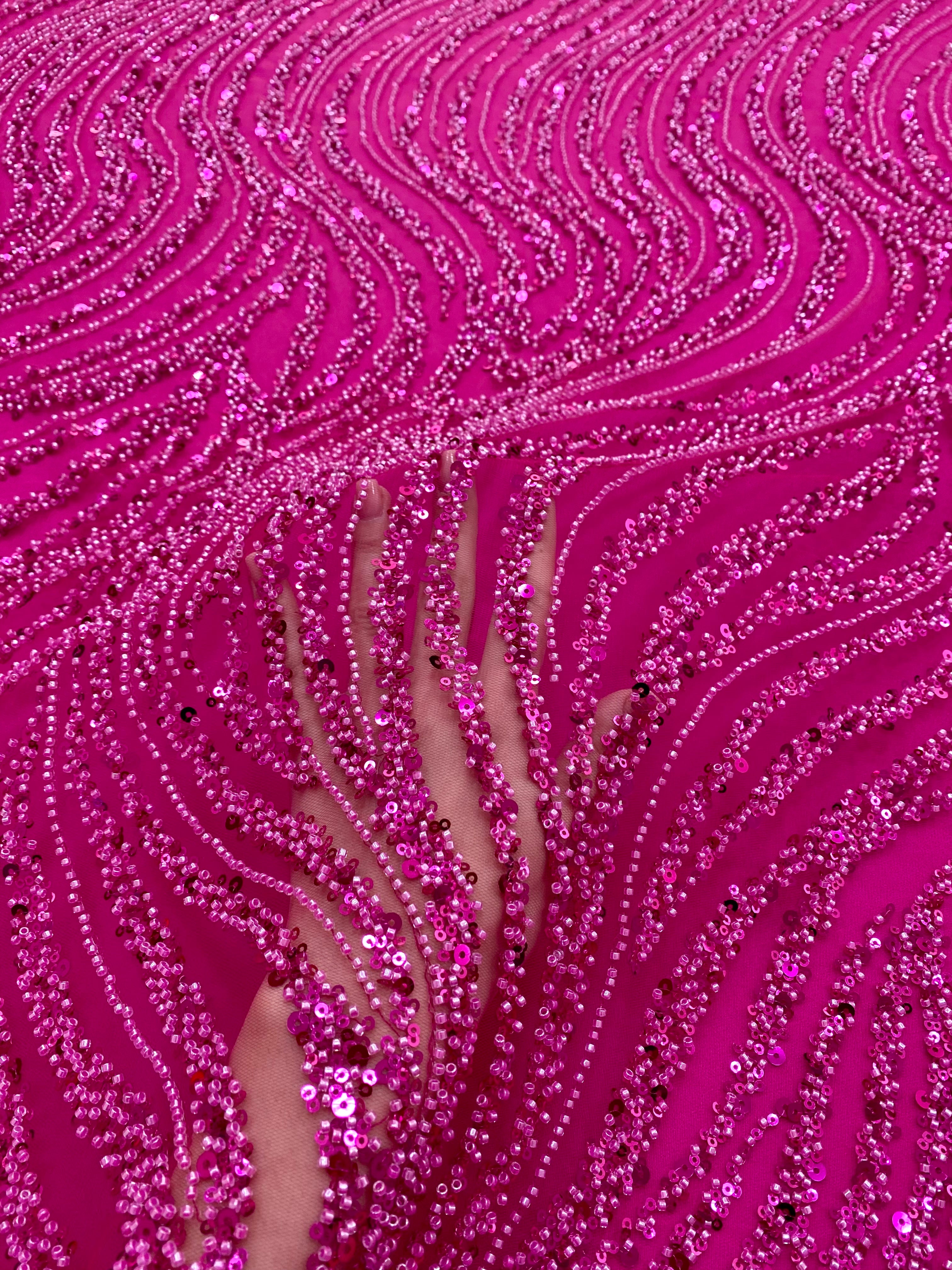 Dantela Couture Fucsia lineáris mintával, gyöngyökkel és flitterekkel