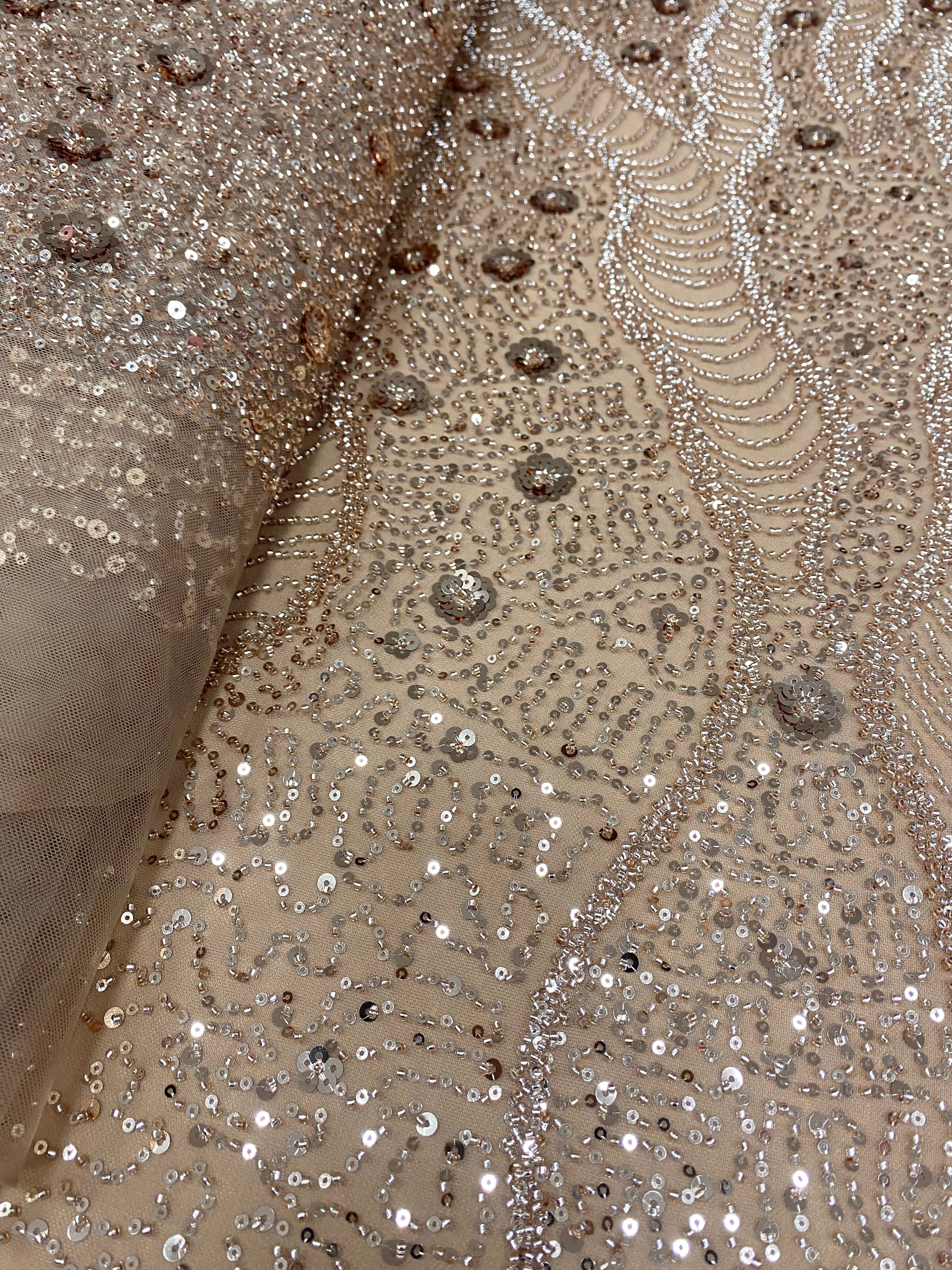 Dantela Couture Arany Rose geometriai mintával és virágokkal, gyöngyökkel és flitterekkel