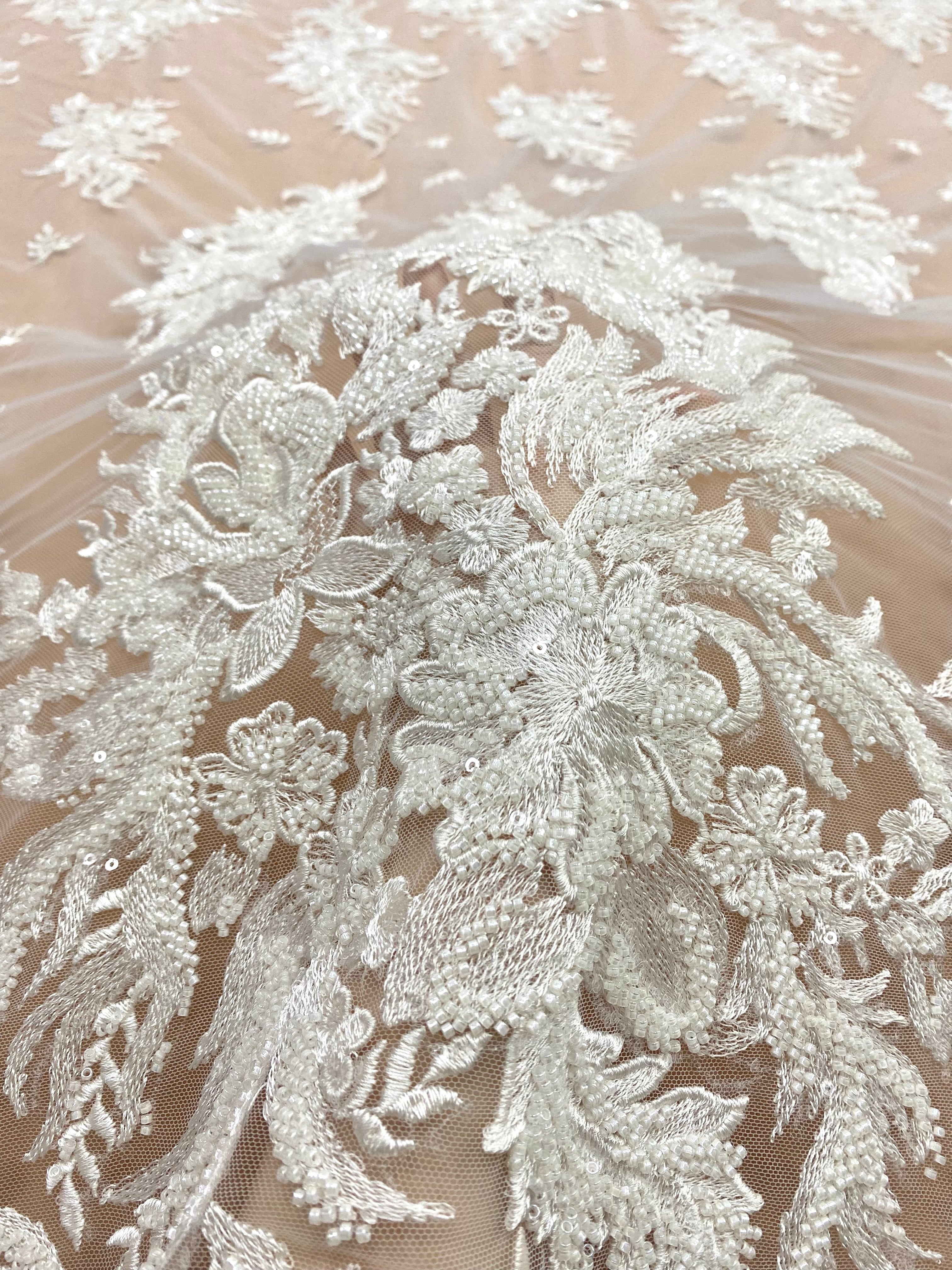 Dantela Couture Ivory virágmintás, gyöngyökkel és flitterekkel